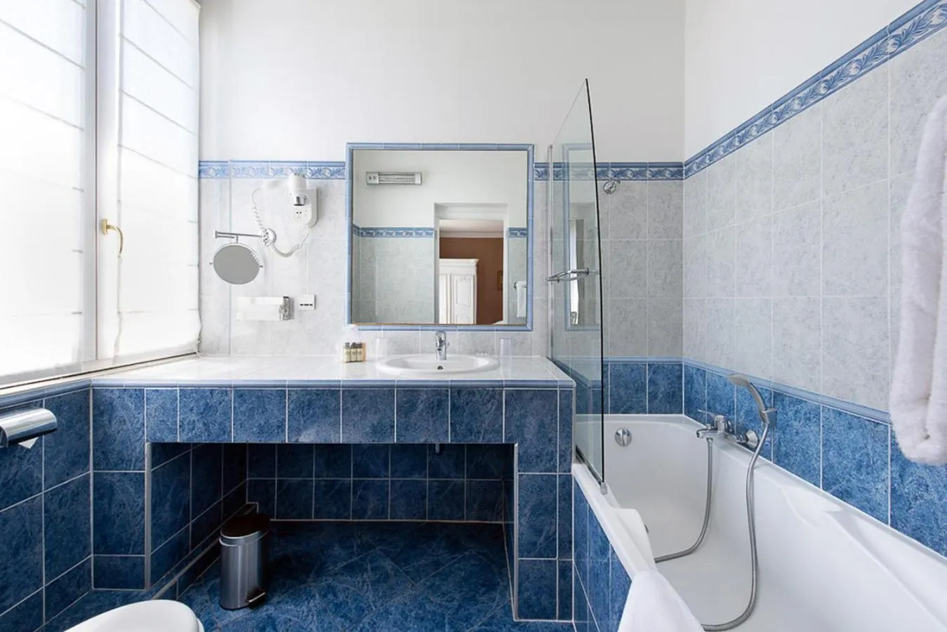 Toilet in Hôtel Château de la Tour Cannes