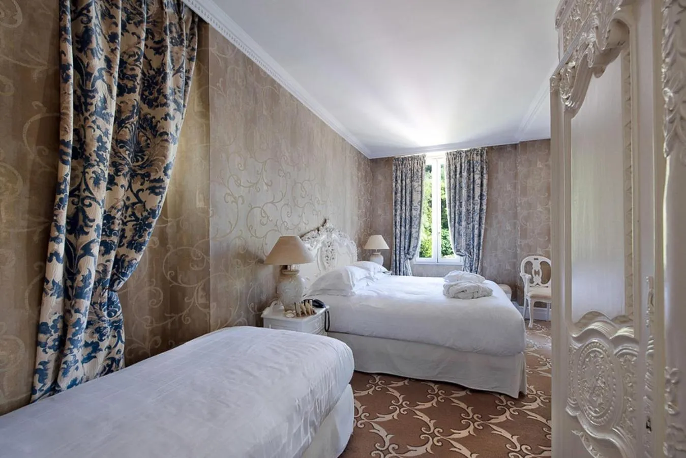 Bed in Hôtel Château de la Tour Cannes