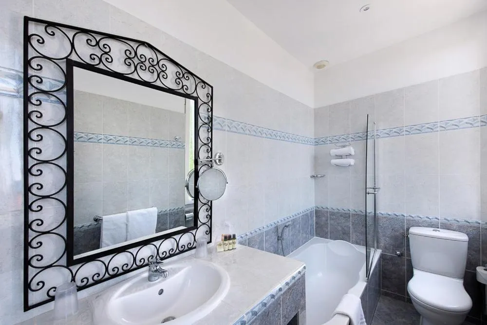 Photo of the whole room in Hôtel Château de la Tour