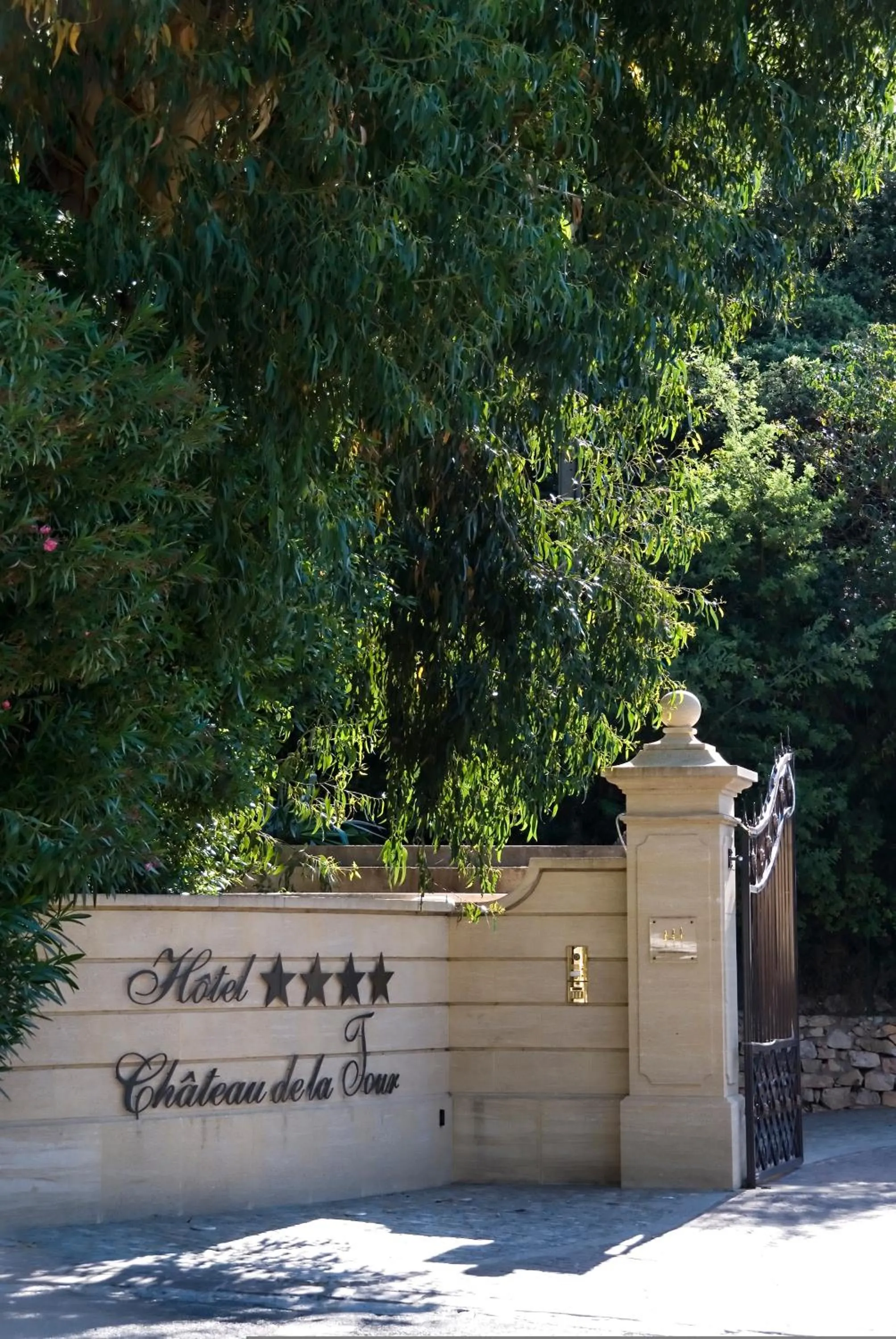 Facade/entrance in Hôtel Château de la Tour