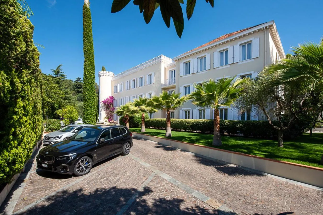 Property building in Hôtel Château de la Tour Cannes