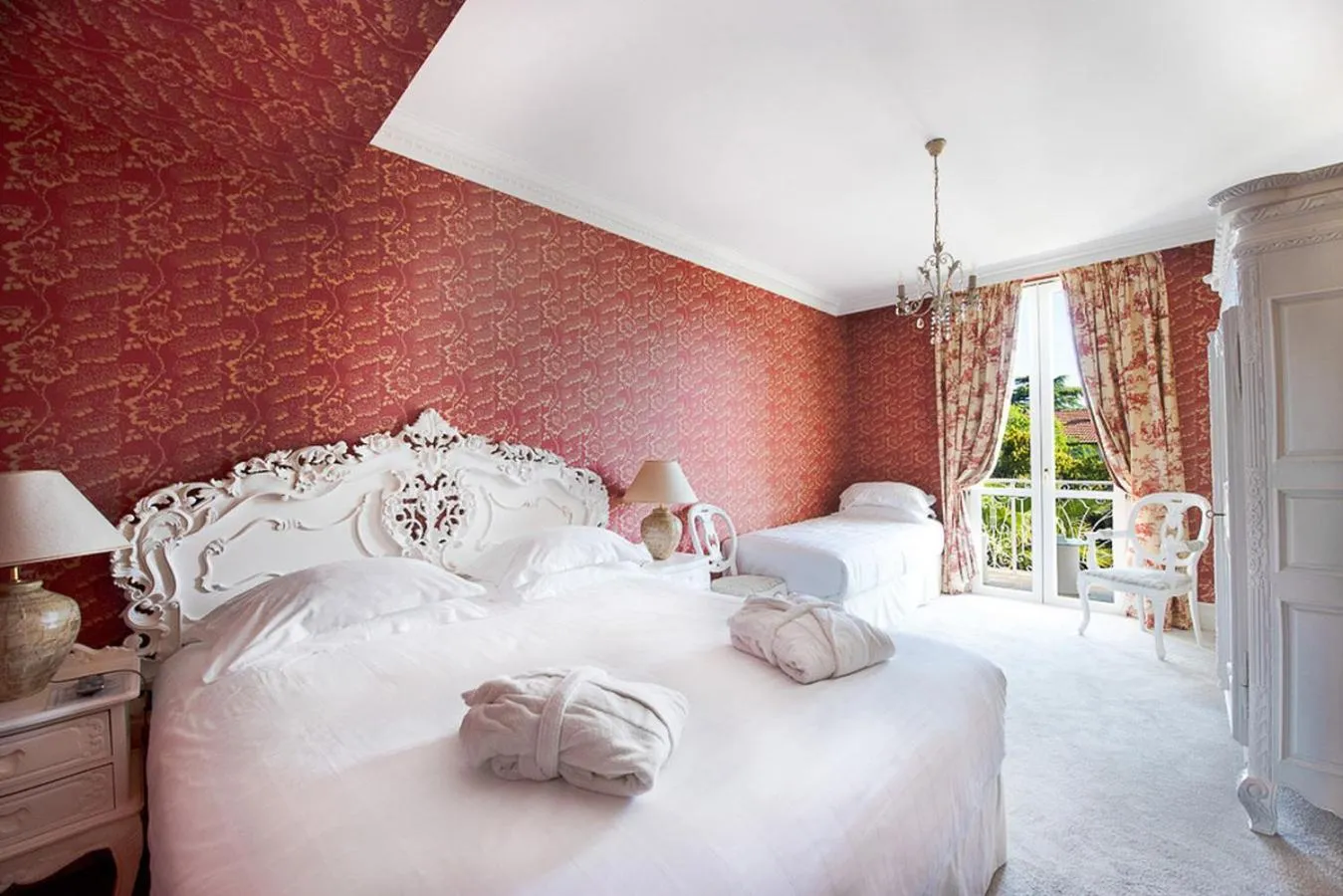 Bed in Hôtel Château de la Tour Cannes