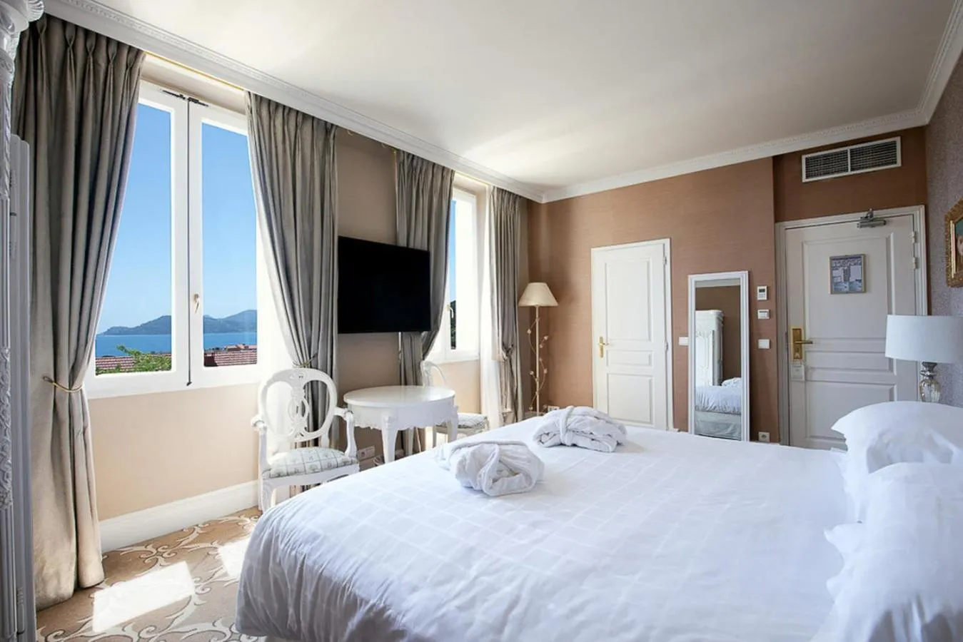 Sea view, Bed in Hôtel Château de la Tour Cannes