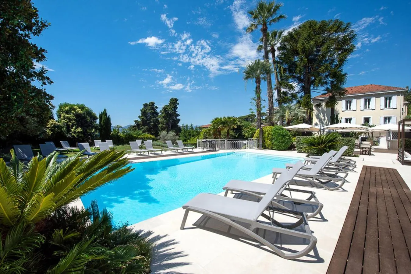 Property building in Hôtel Château de la Tour Cannes