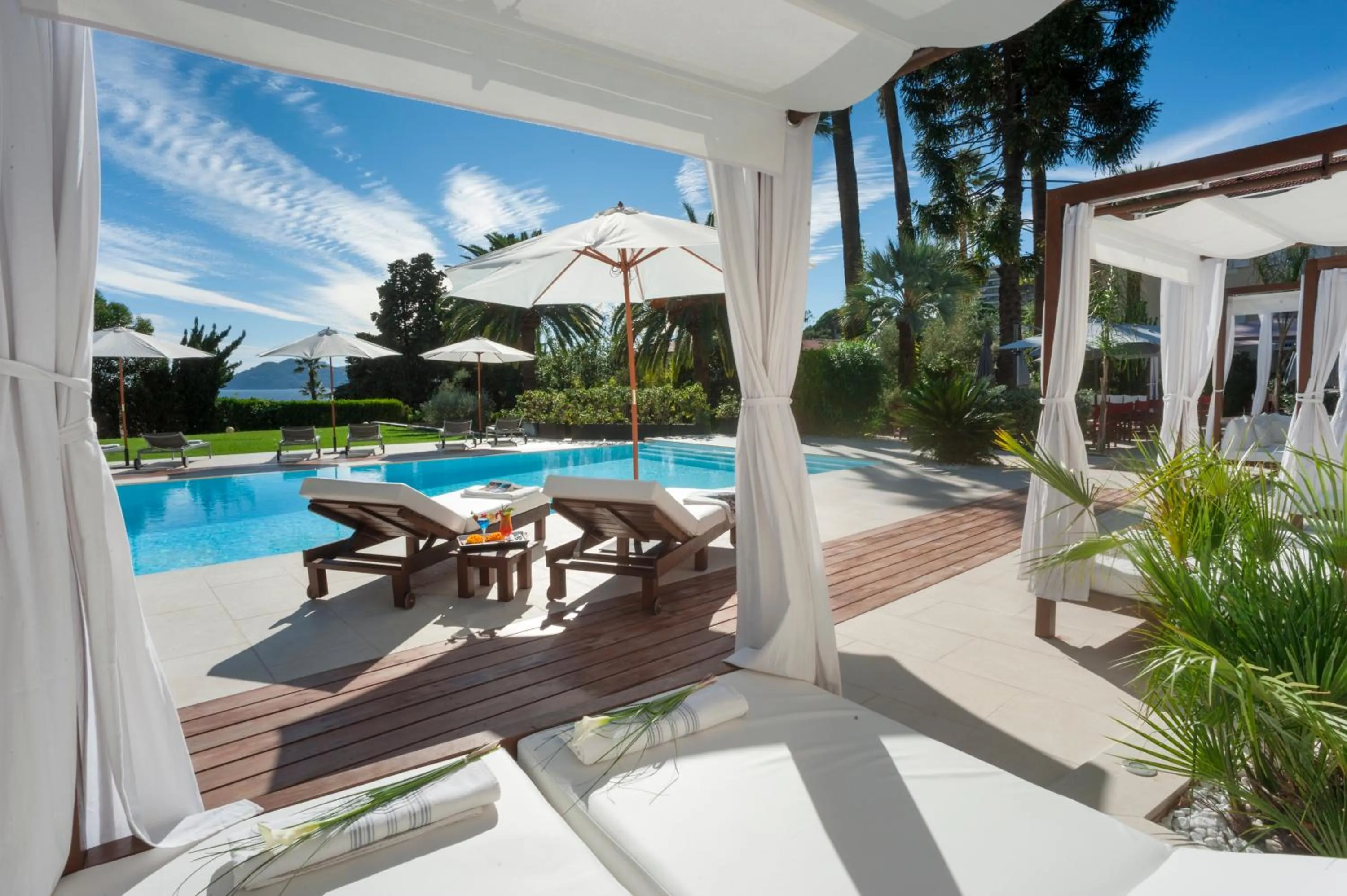 Patio in Hôtel Château de la Tour