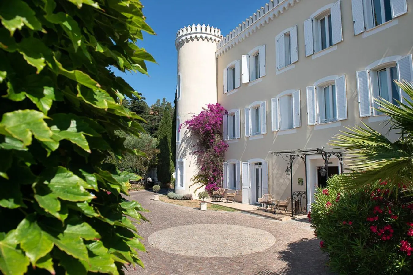Property building in Hôtel Château de la Tour Cannes