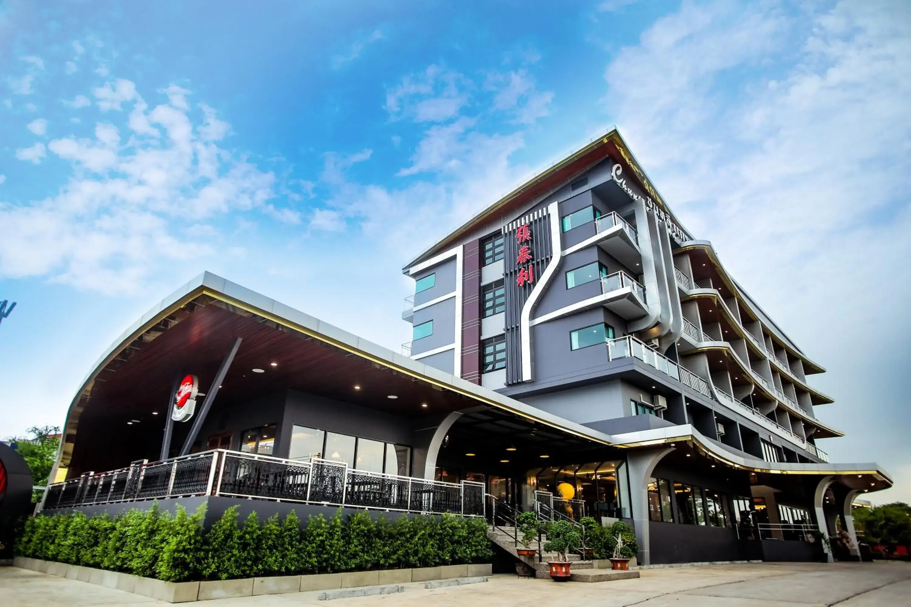 Facade/entrance in Chunlee Grand Korat Facade/entrance in Chunlee Grand Korat