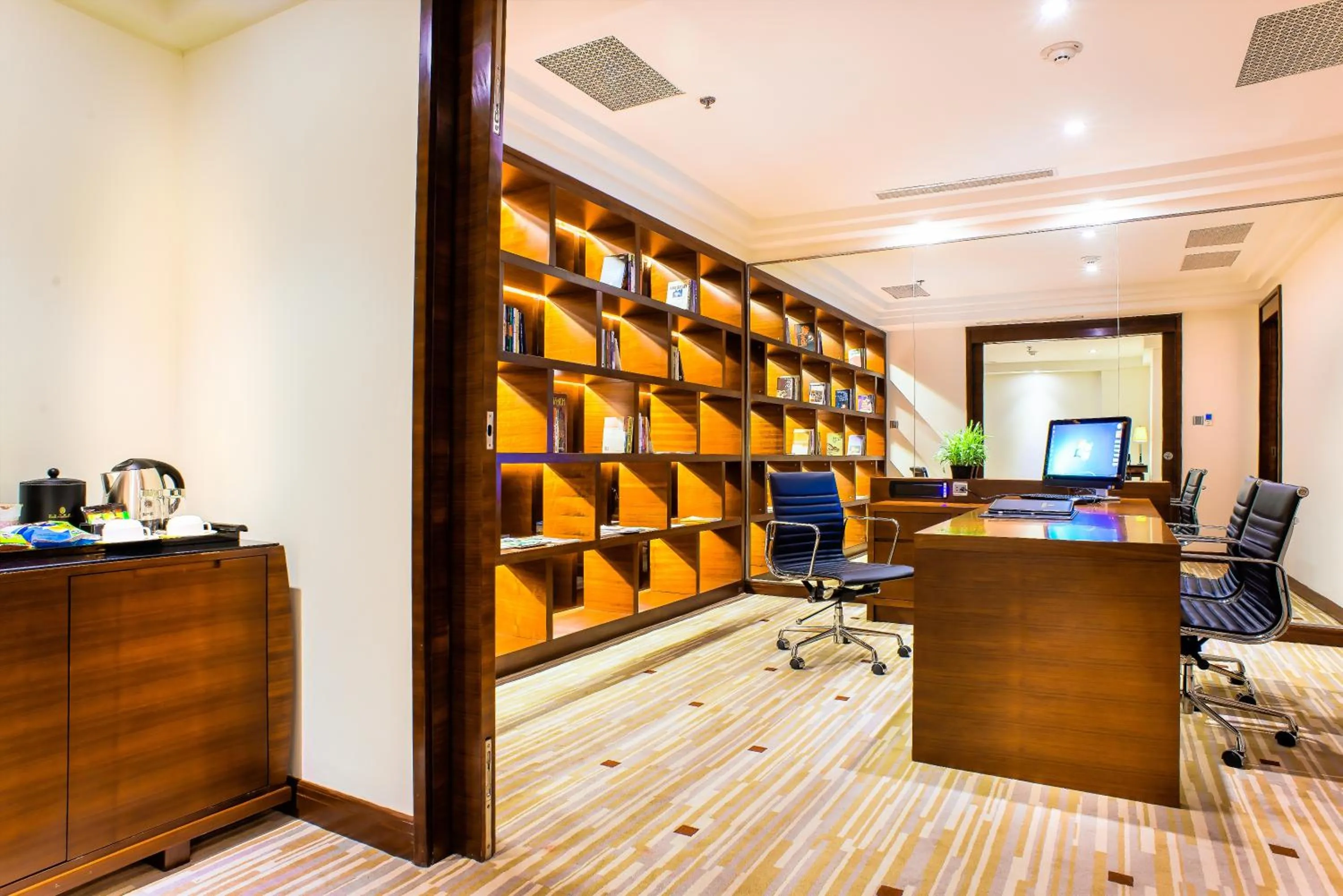 Living room in Royal Halong Hotel