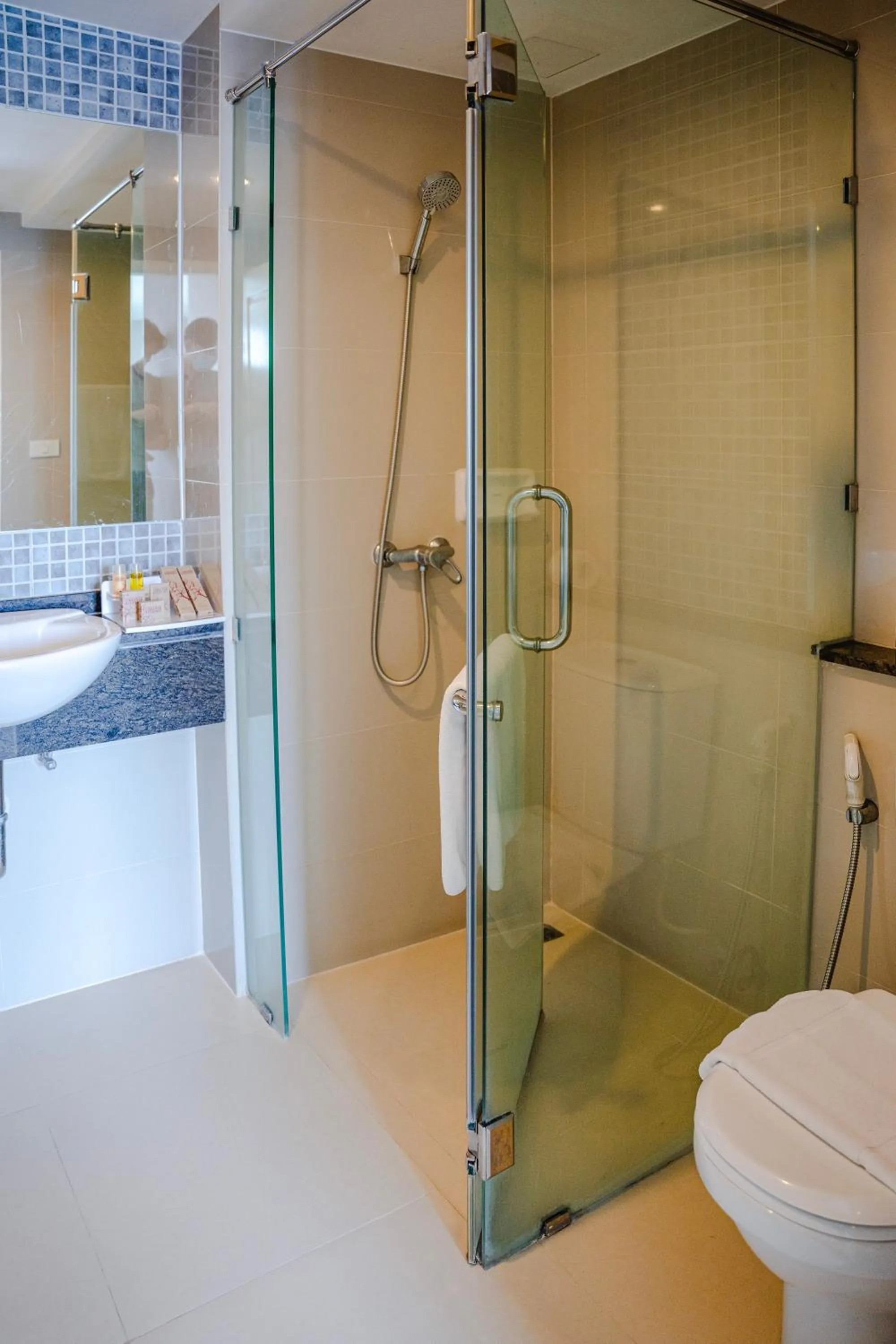 Bathroom in Cinnamon Hotel Bangkok