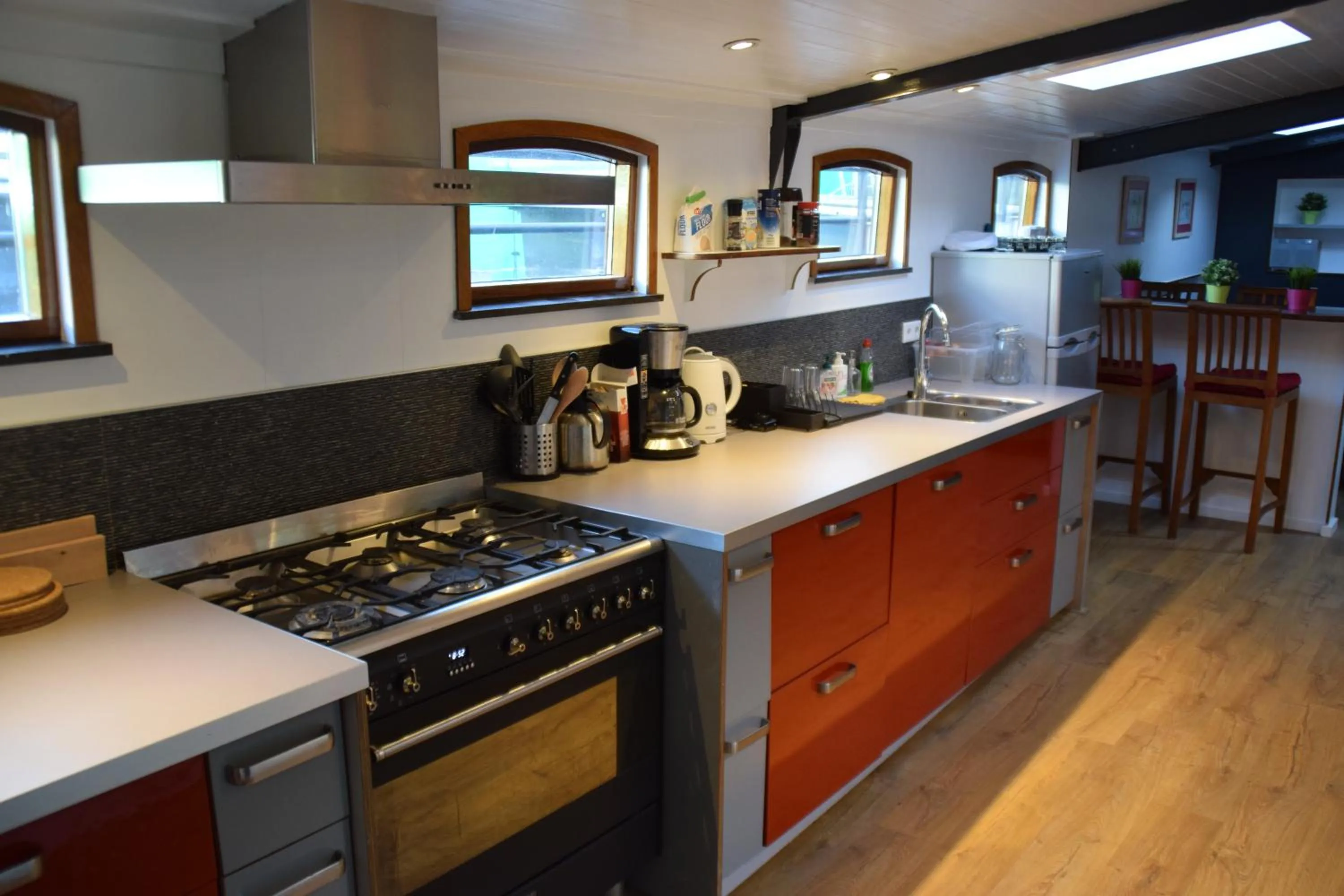 Kitchen or kitchenette in Boathotel Rotterdam Anna