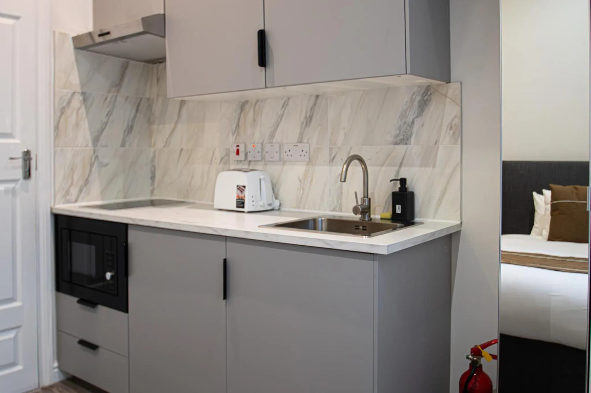 Kitchen or kitchenette in New Kent Apartments