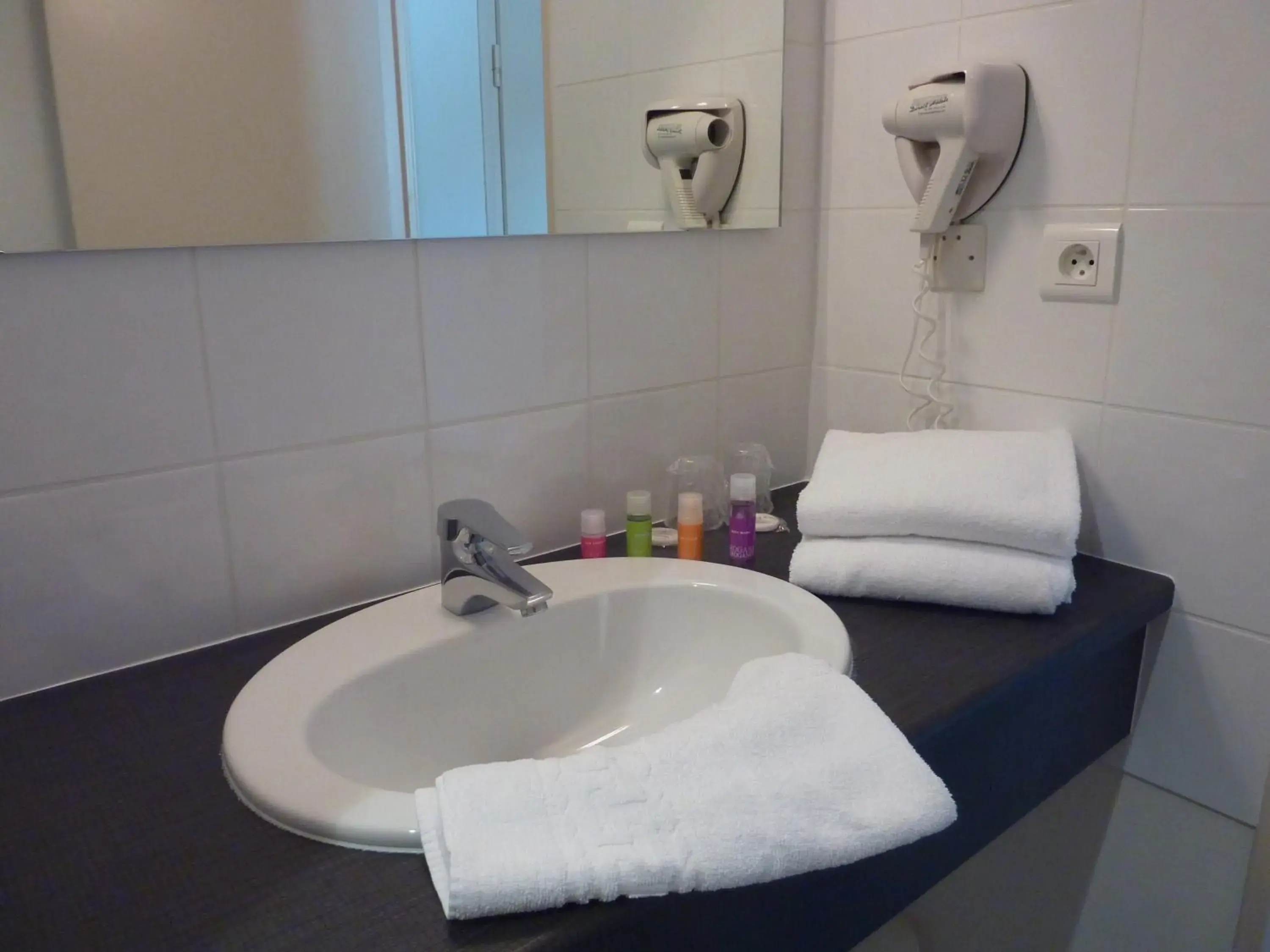 Bathroom in Cit'Hotel de La Vallée Bathroom in Cit'Hotel de La Vallée