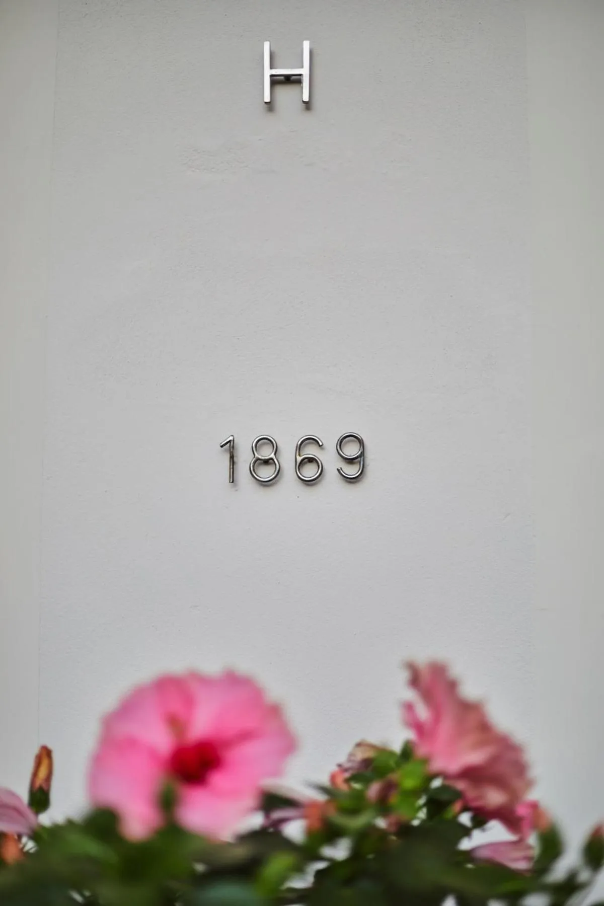 Text overlay in Mon Boutique Hotel