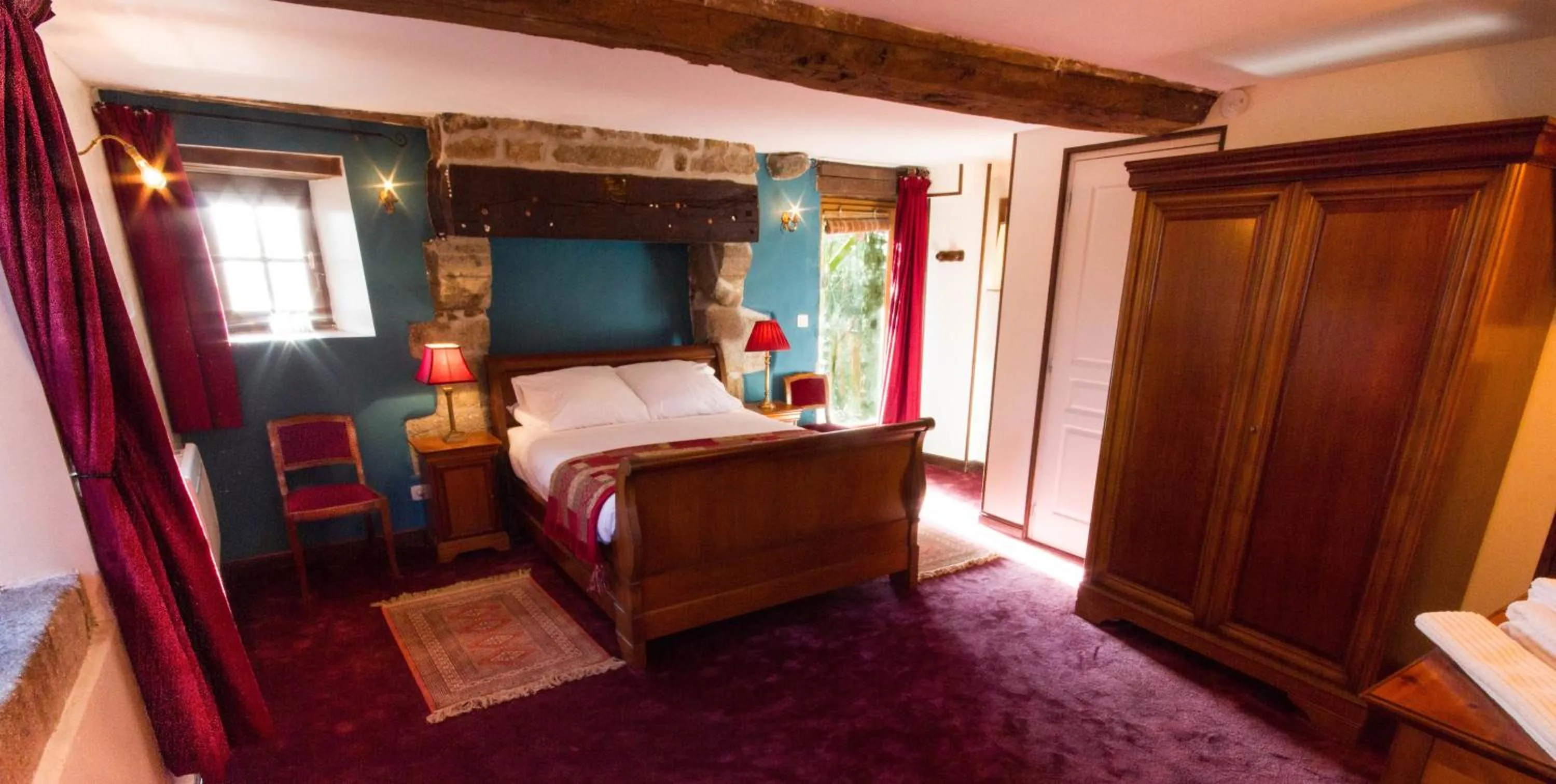 Photo of the whole room, Bed in Les Quatre Siècles