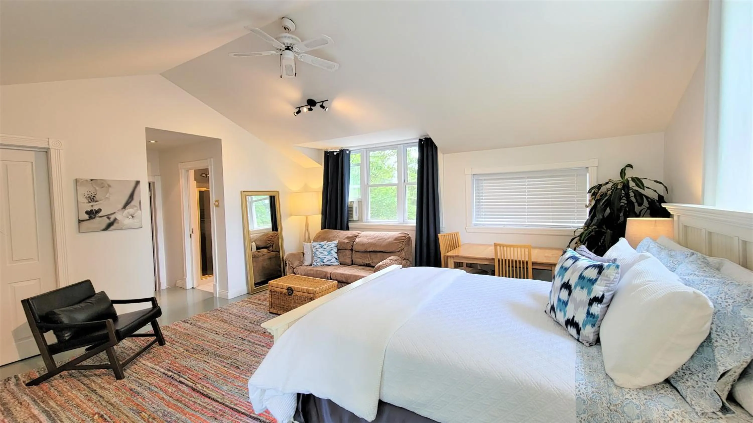 Photo of the whole room, Bed in Auberge du Vignoble Bromont