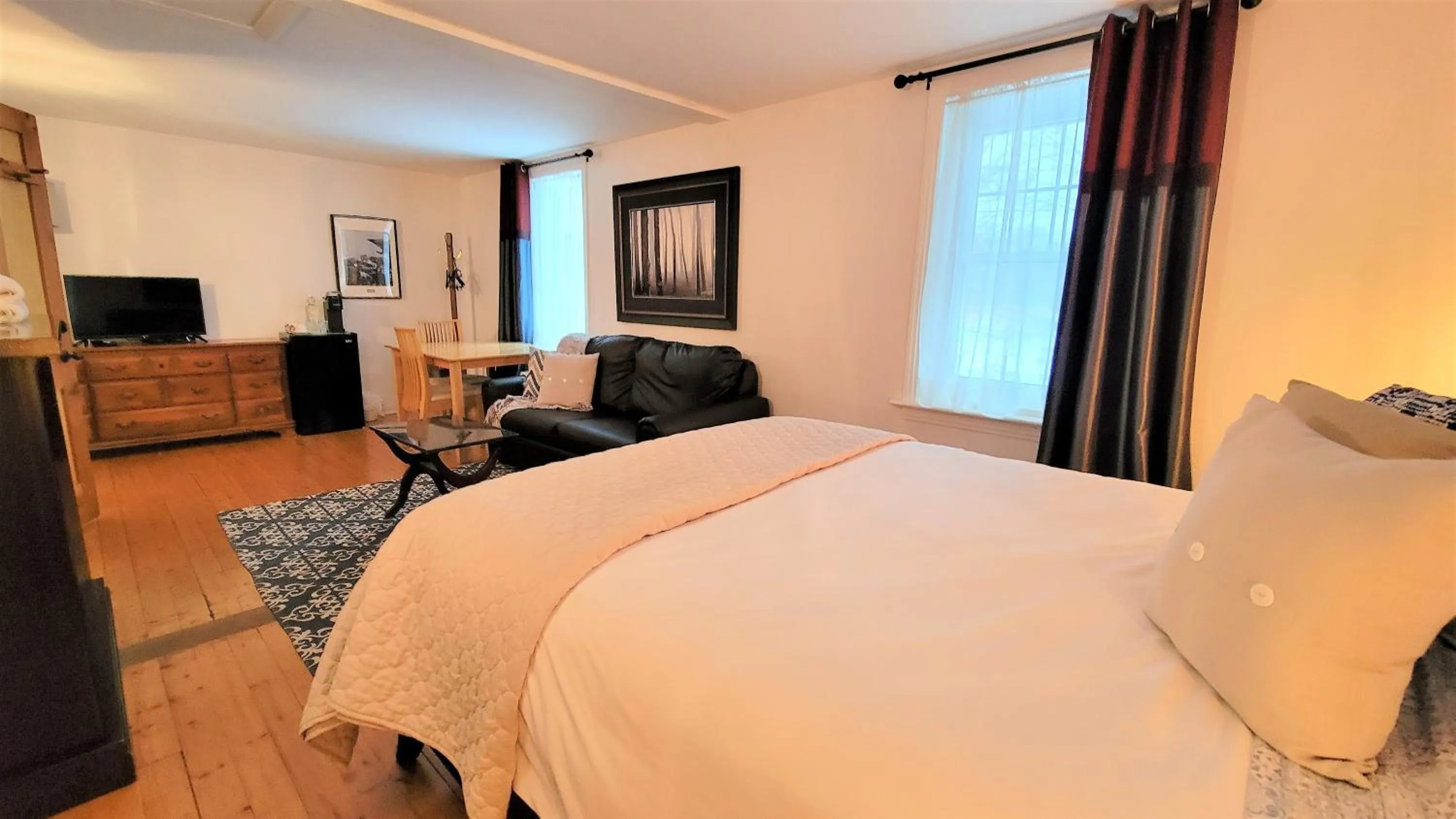 Photo of the whole room, Bed in Auberge du Vignoble Bromont