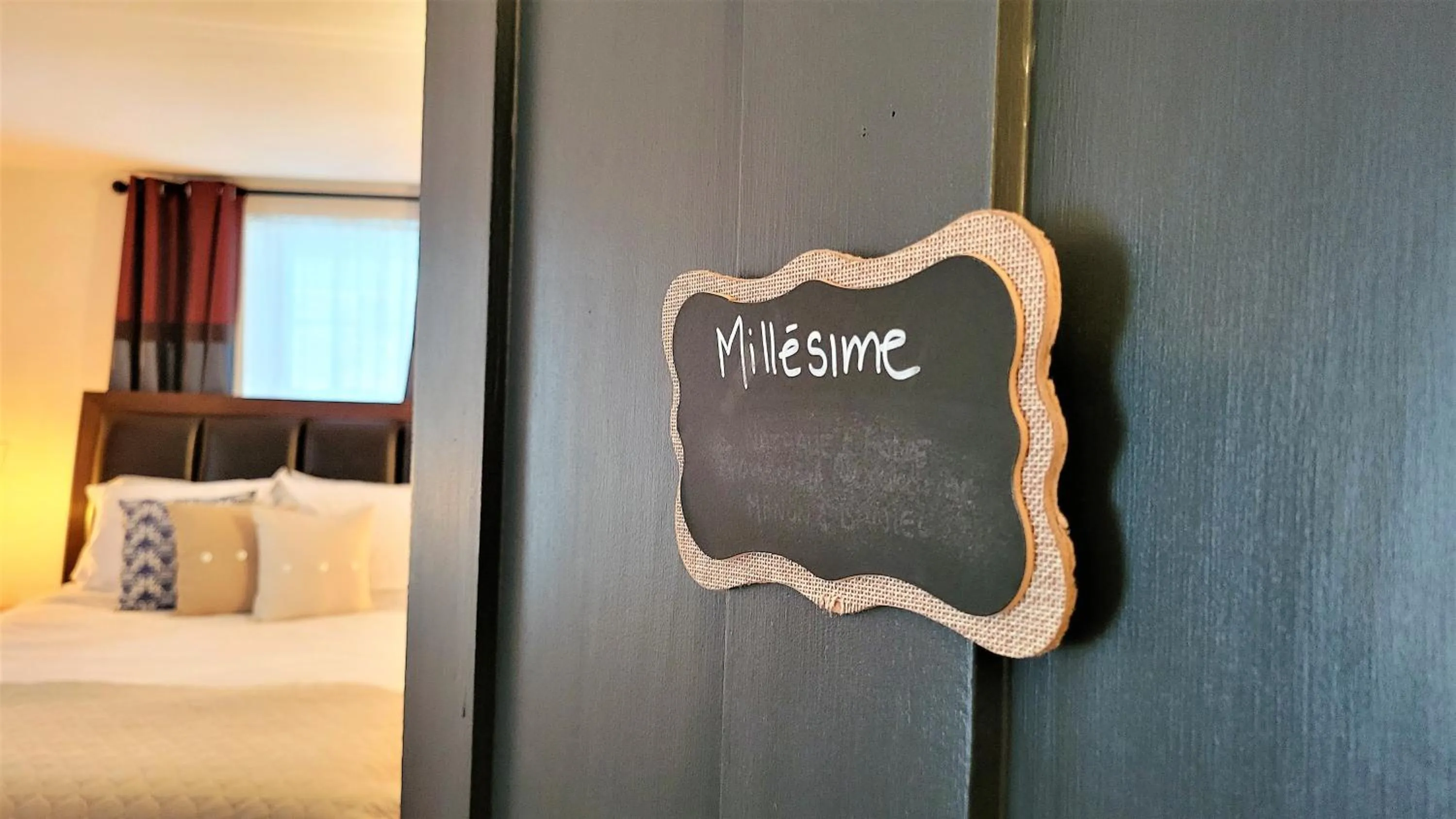 Photo of the whole room, Bed in Auberge du Vignoble Bromont