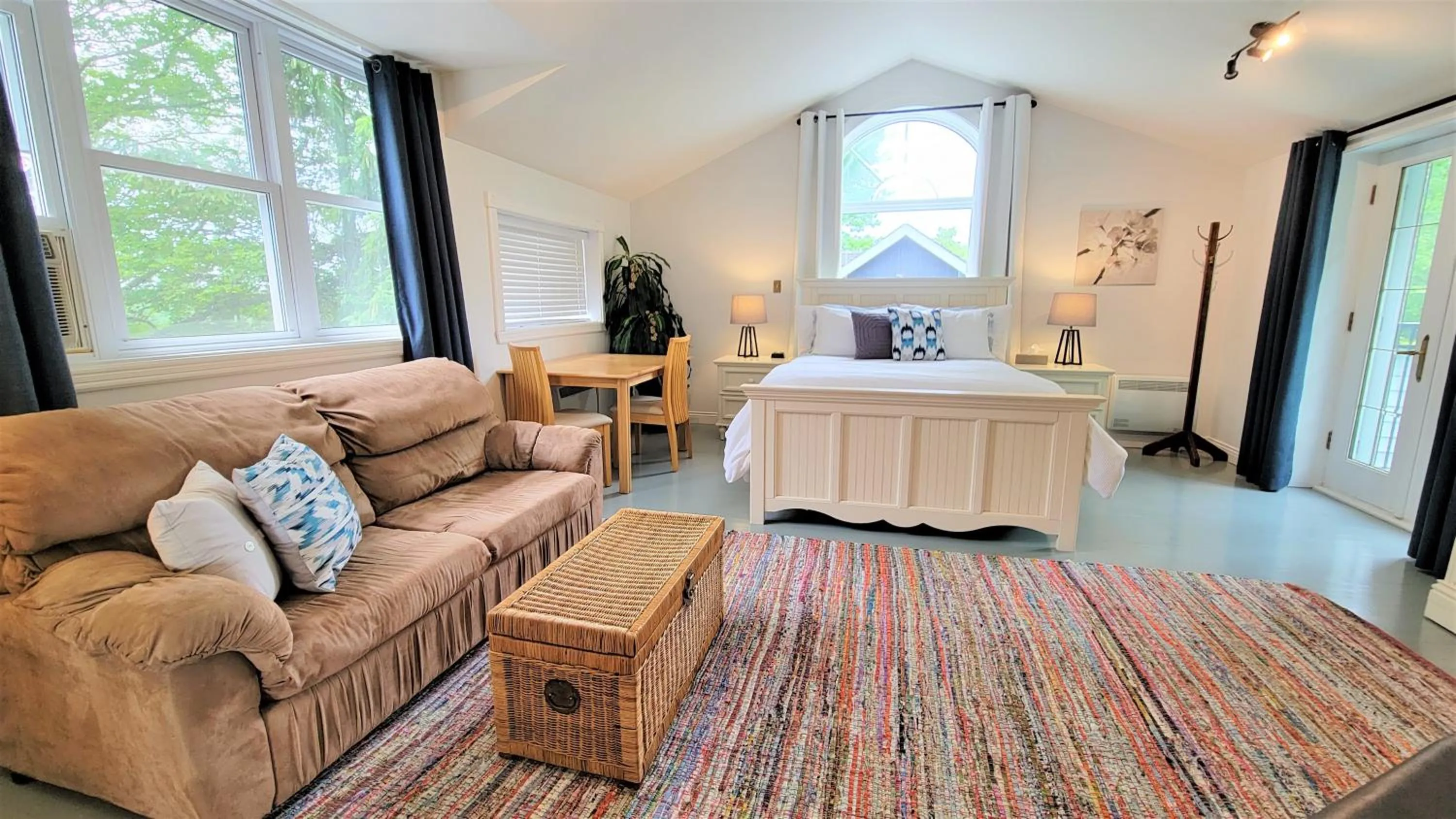 Photo of the whole room in Auberge du Vignoble Bromont