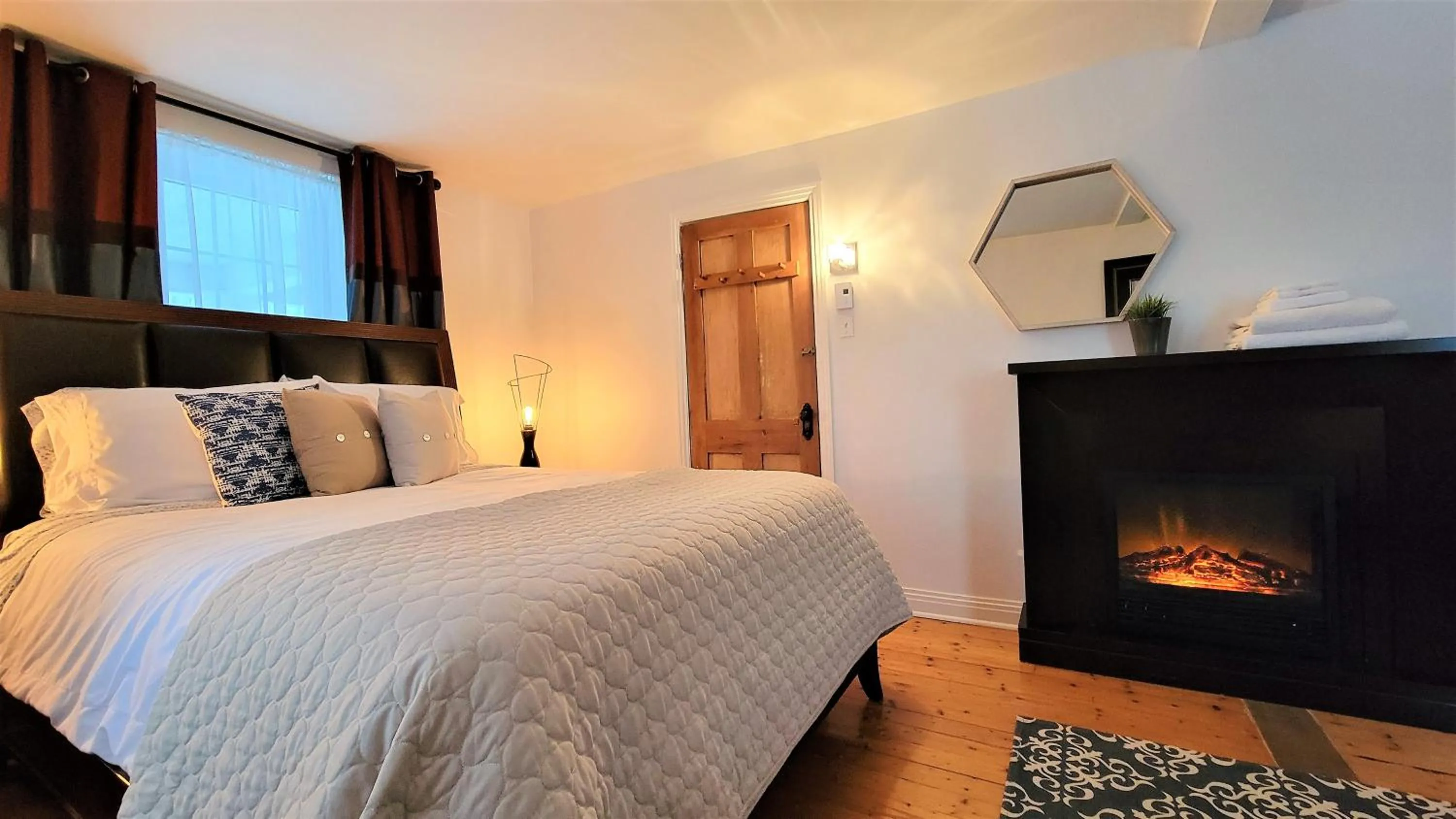 Photo of the whole room, Bed in Auberge du Vignoble Bromont