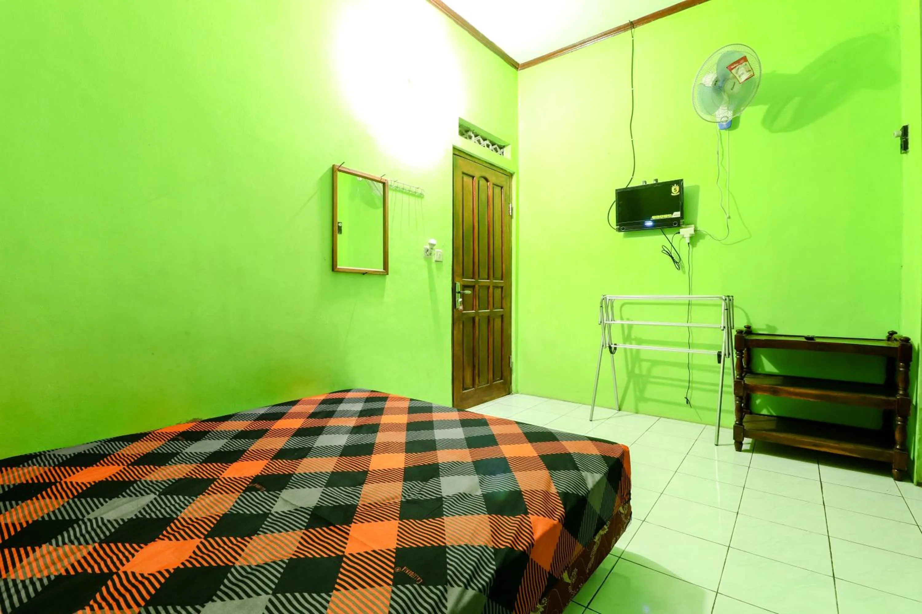 Photo of the whole room, Bed in Willy Homestay Borobudur