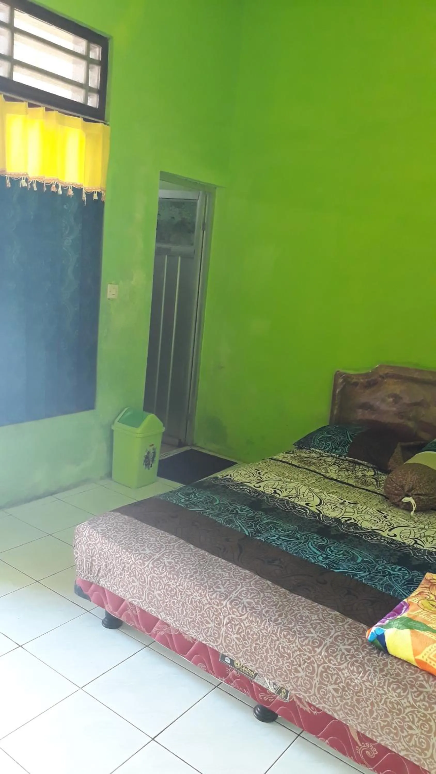 Photo of the whole room, Bed in Willy Homestay Borobudur