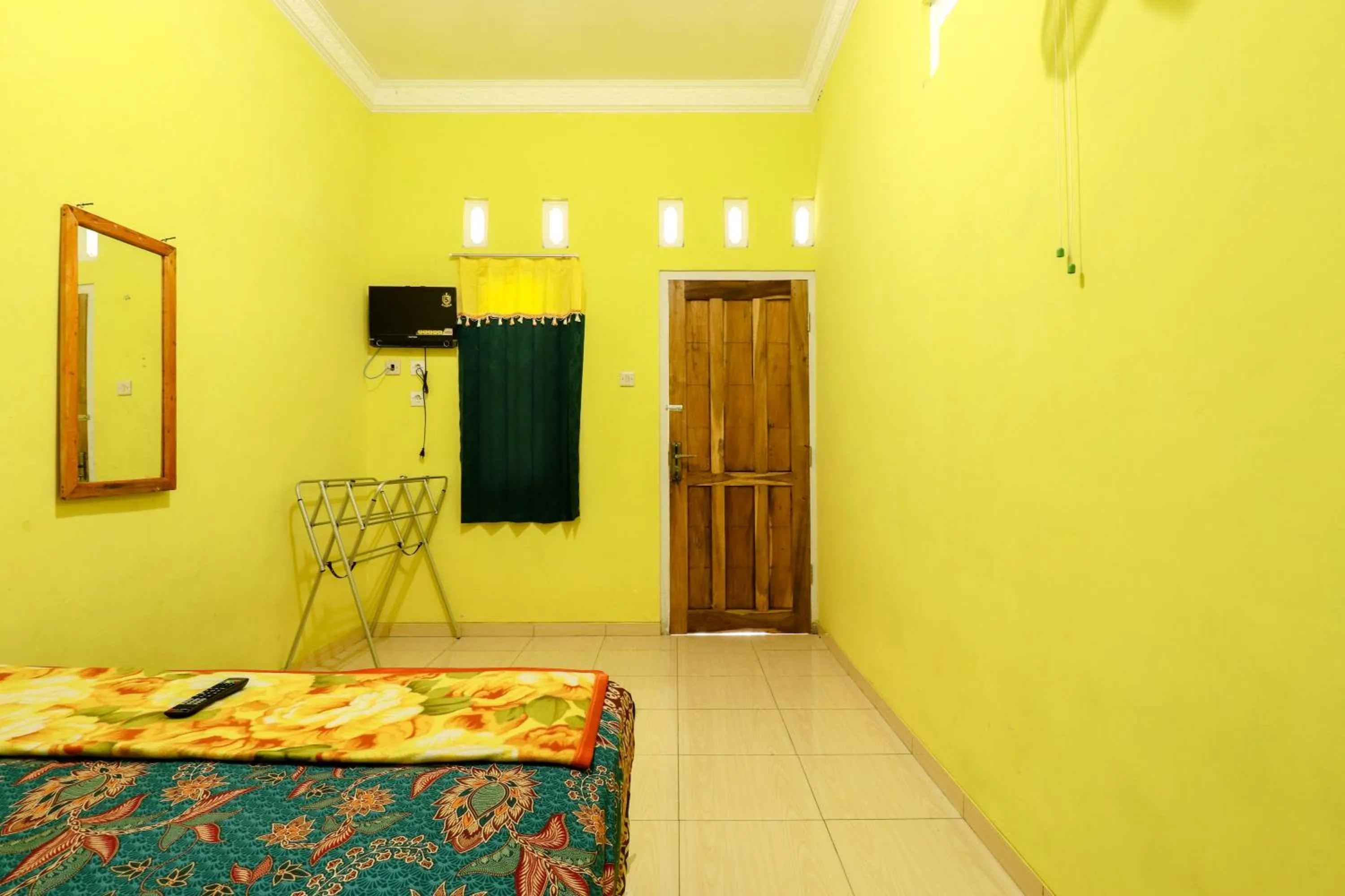 Photo of the whole room, Bed in Willy Homestay Borobudur