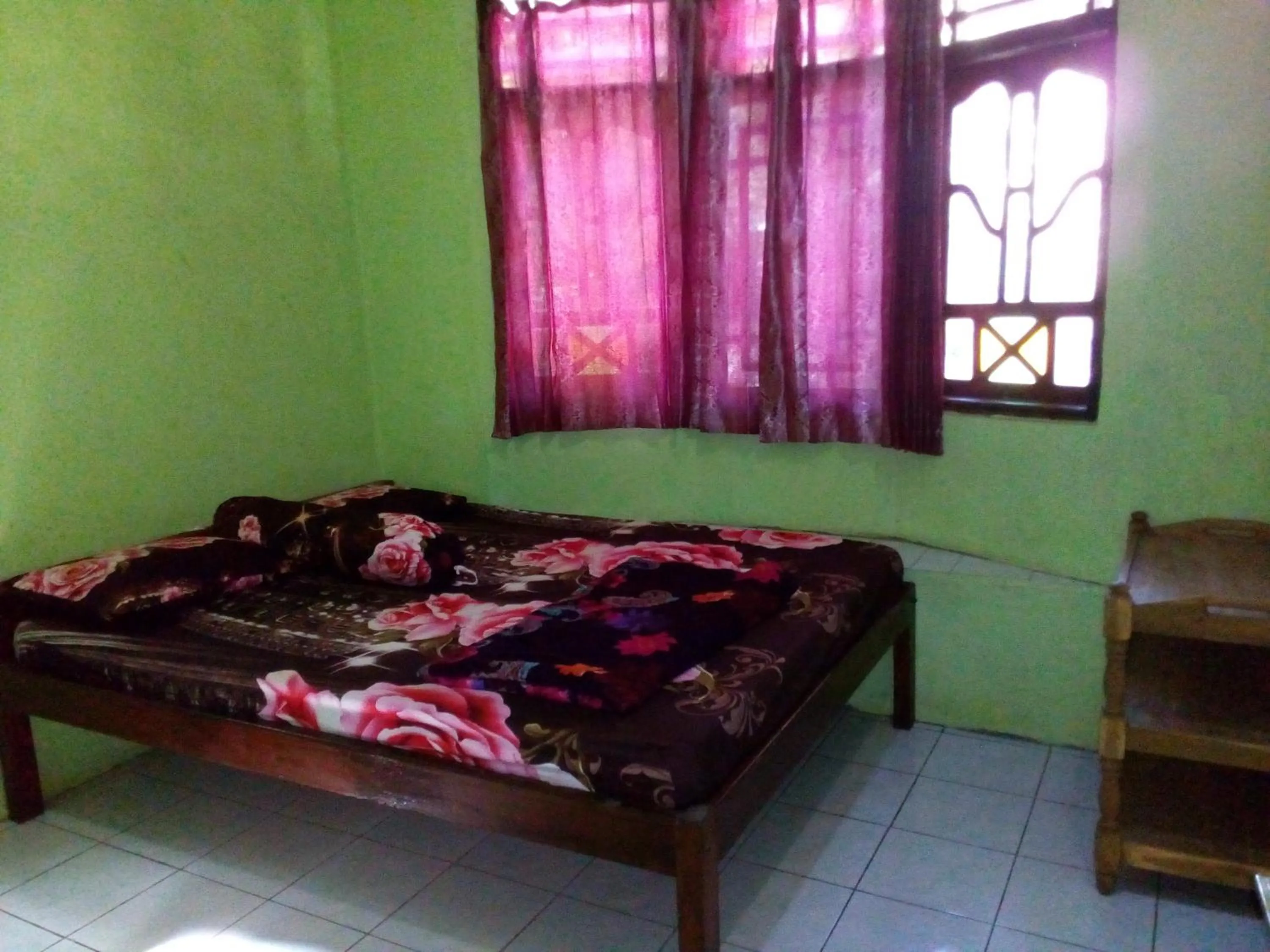 Photo of the whole room, Bed in Willy Homestay Borobudur