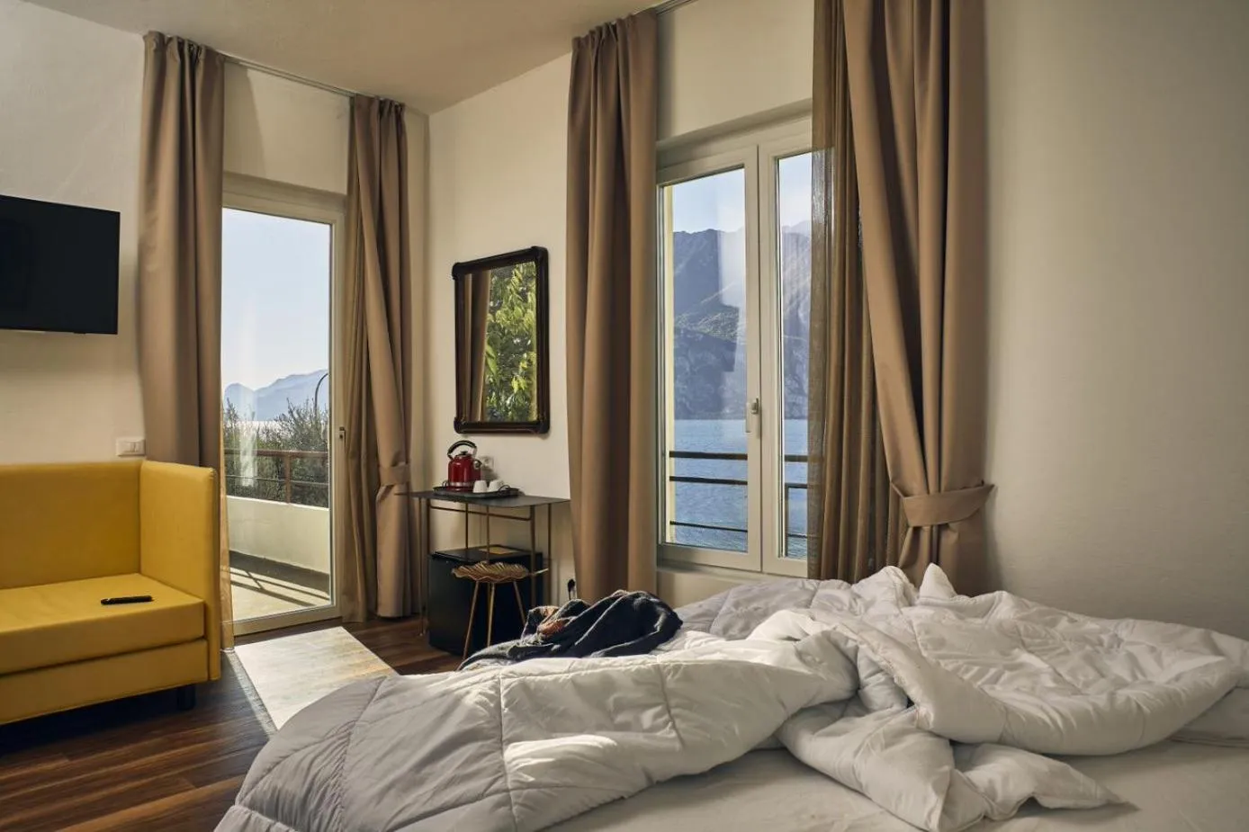 Lake view, Bed in Hotel Paradiso Conca d'Oro