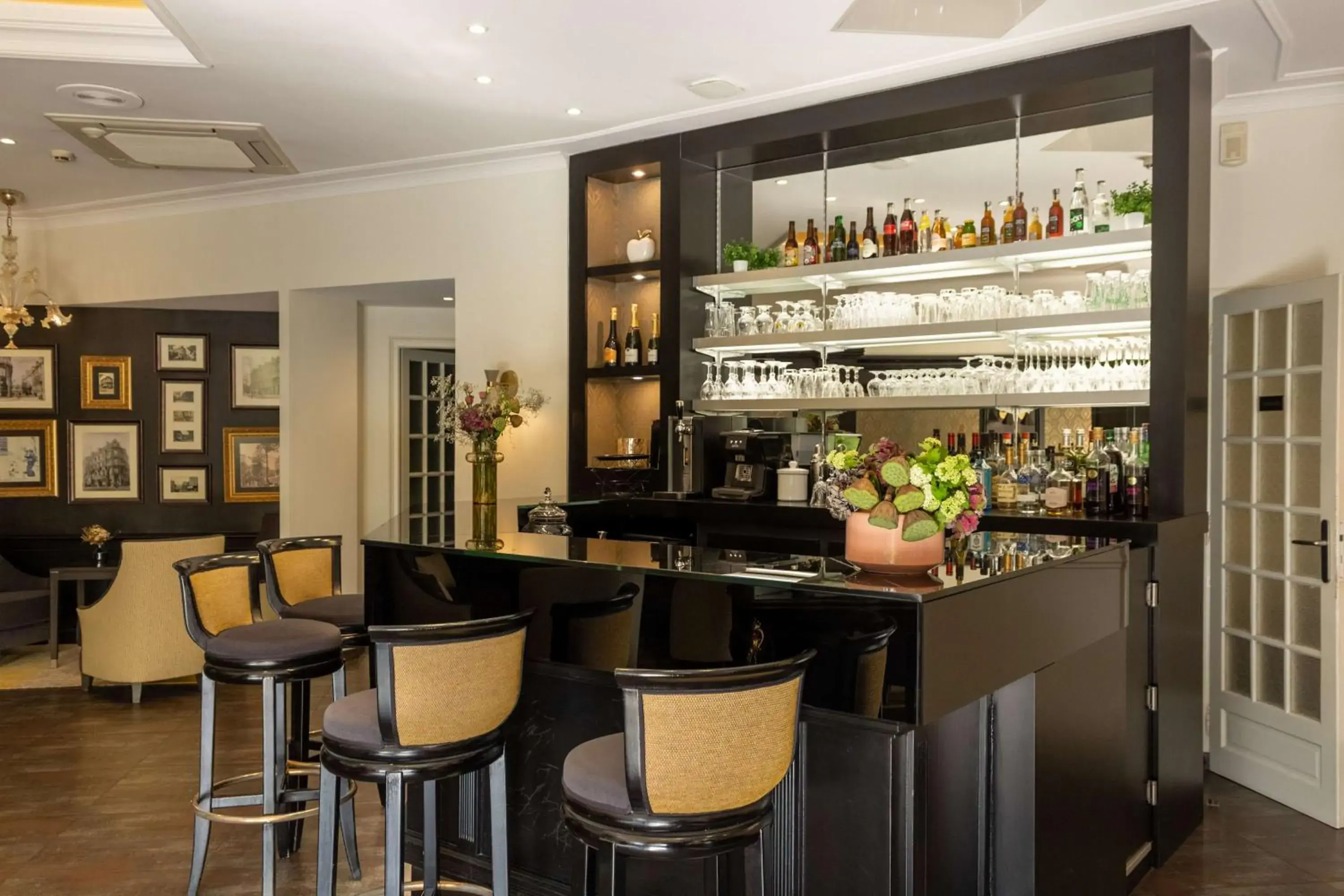 Lounge or bar in Best Western Plus Le Moderne Lounge or bar in Best Western Plus Le Moderne