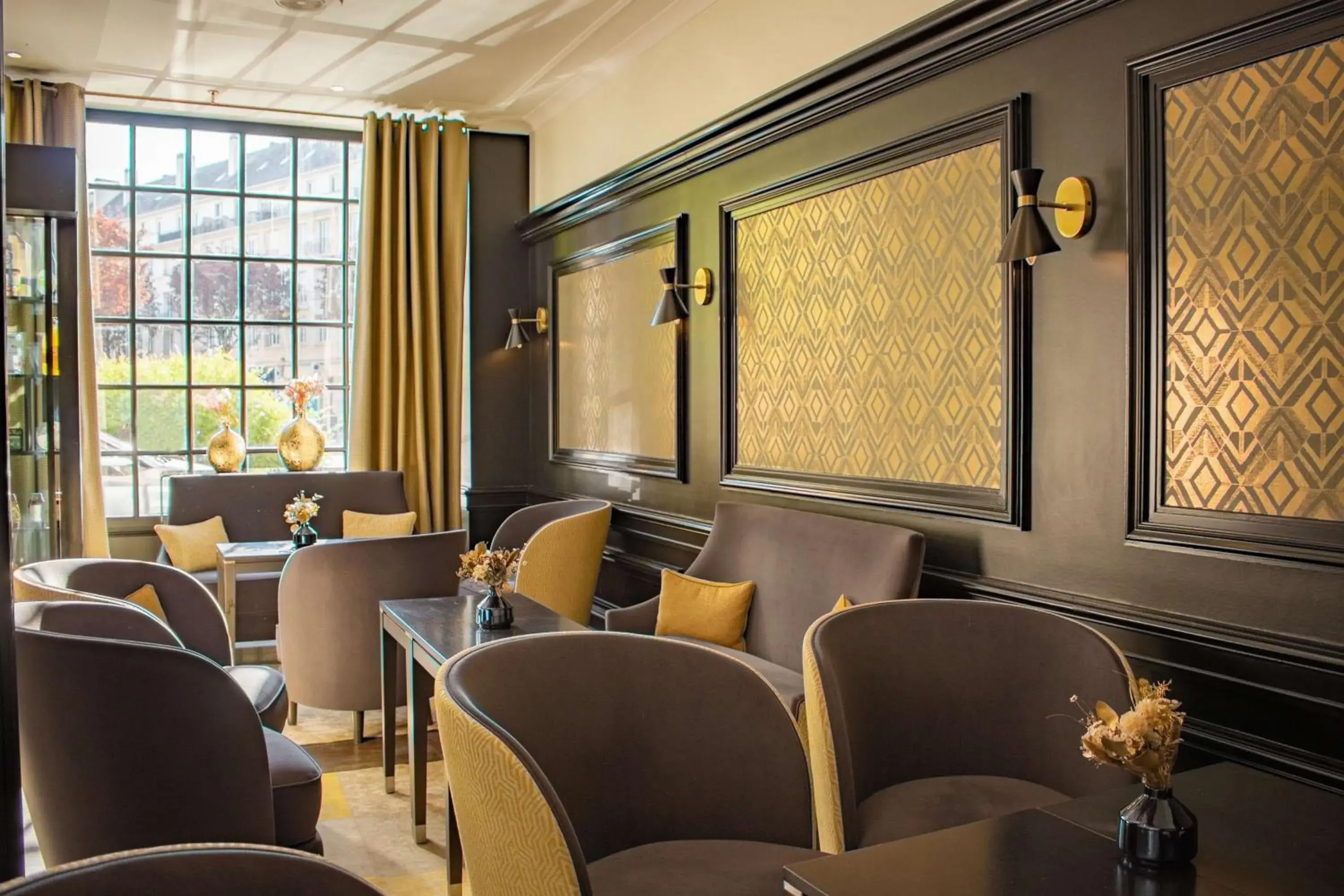 Lounge or bar in Best Western Plus Le Moderne Lounge or bar in Best Western Plus Le Moderne