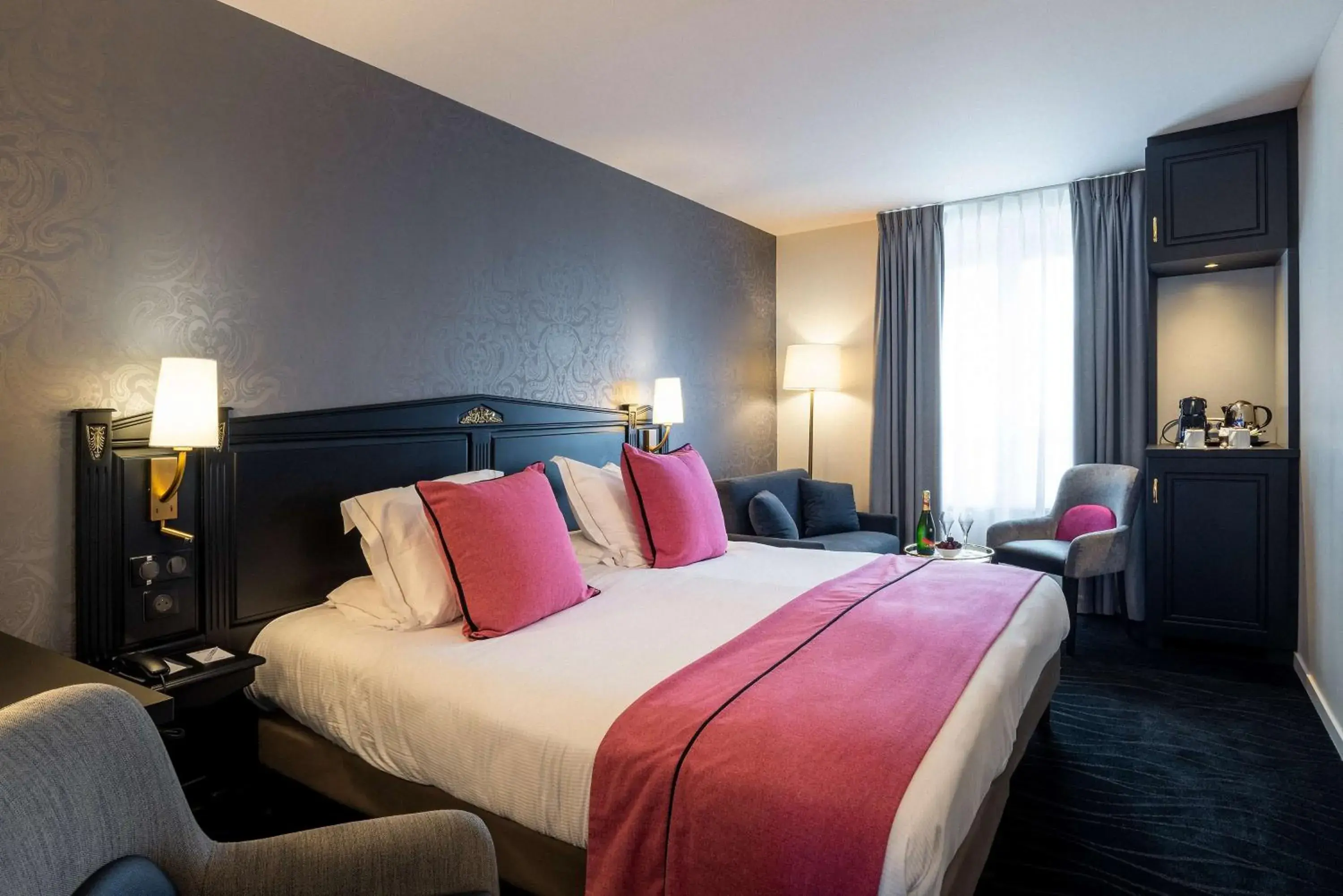 Bedroom, Bed in Best Western Plus Le Moderne Bedroom, Bed in Best Western Plus Le Moderne