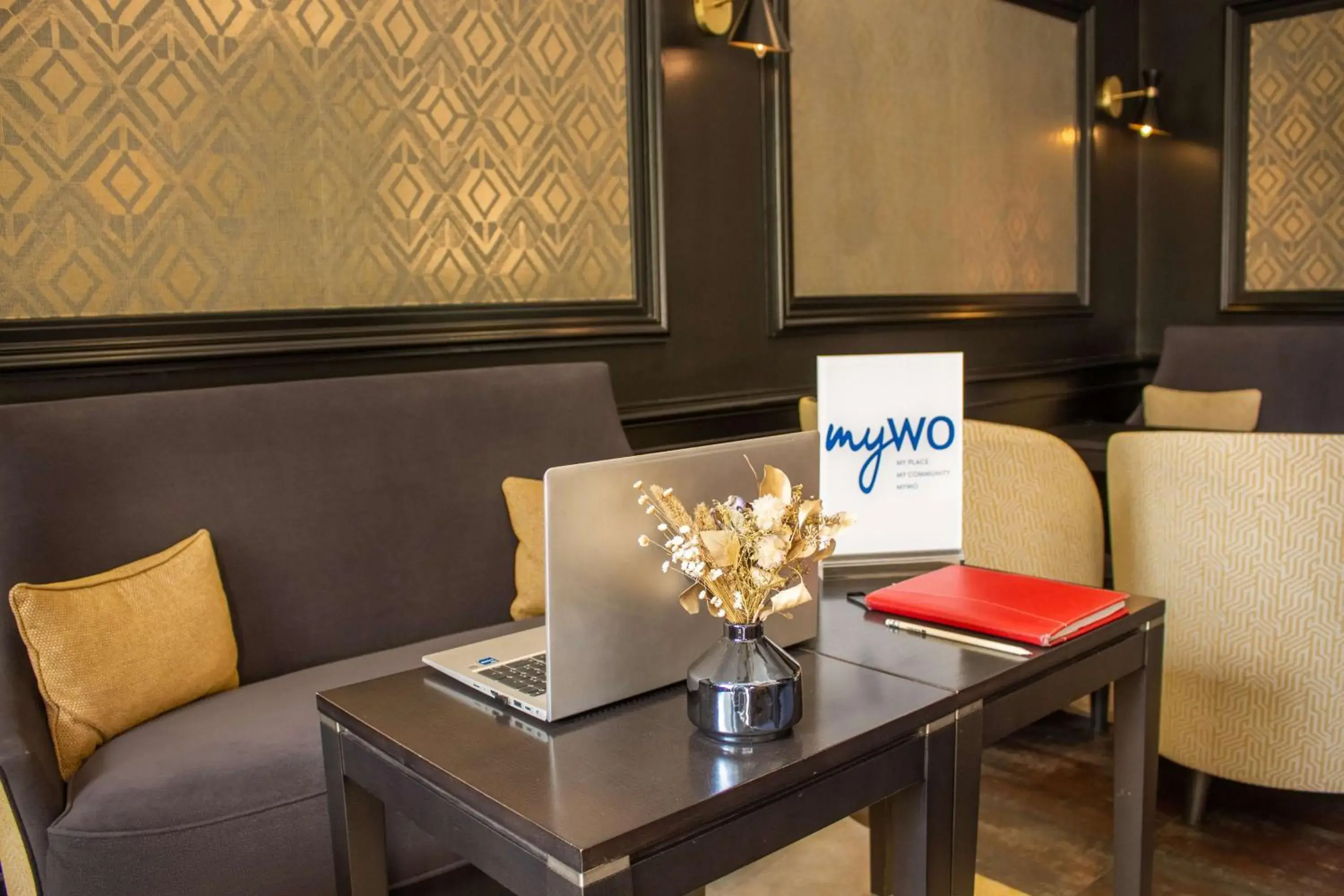 Lounge or bar in Best Western Plus Le Moderne Lounge or bar in Best Western Plus Le Moderne