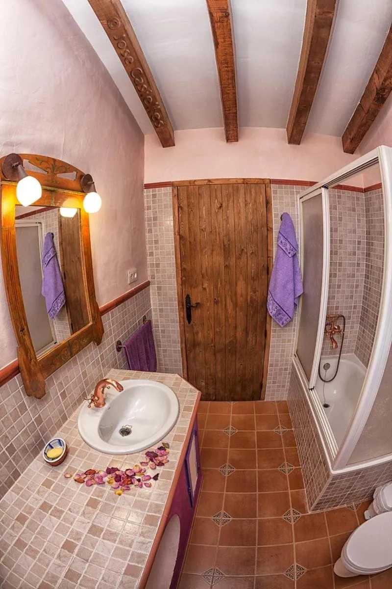 Bathroom, Bed in Casa Rural El Llano Quintanilla