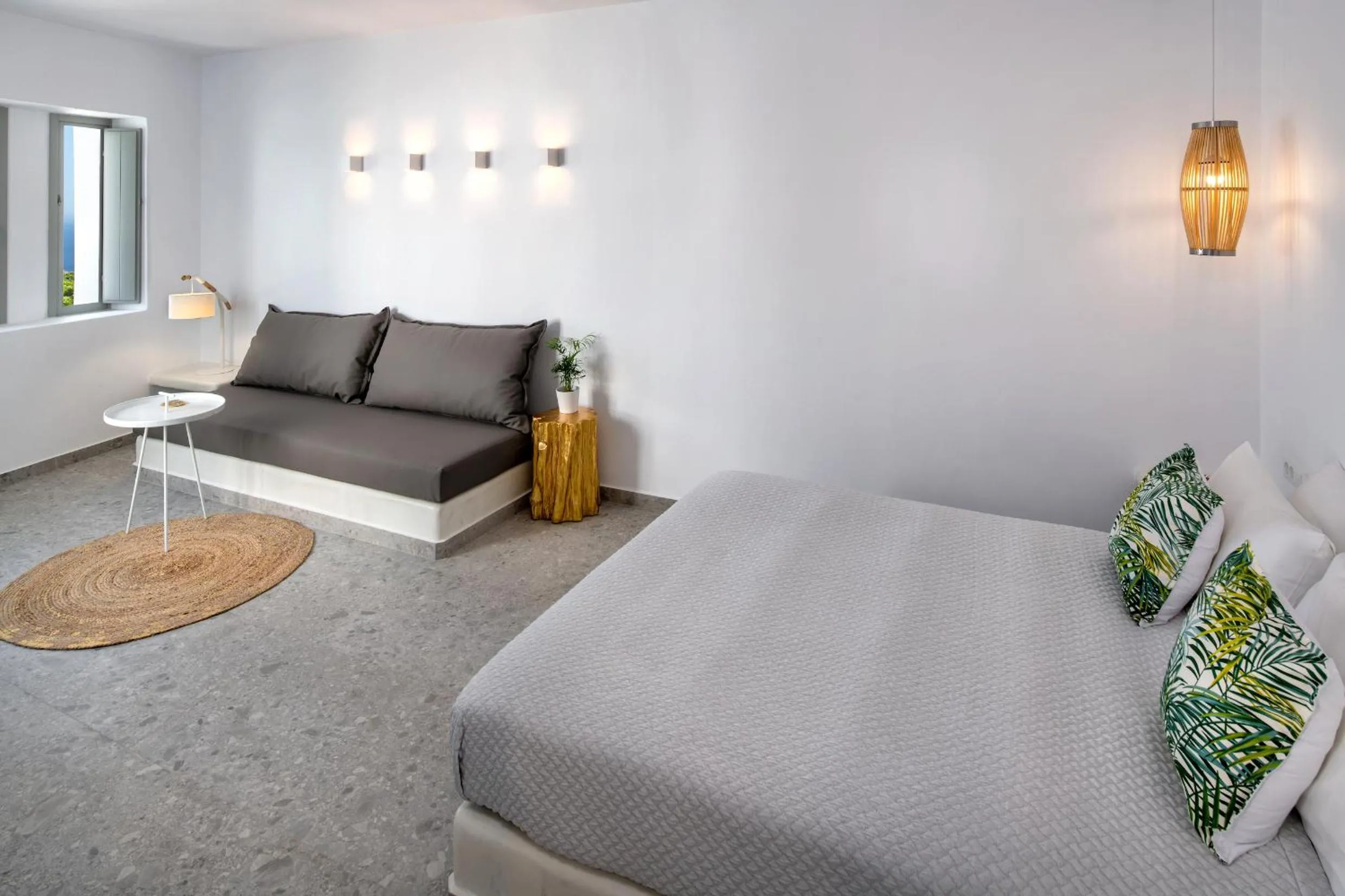 Photo of the whole room, Bed in Seven Suites