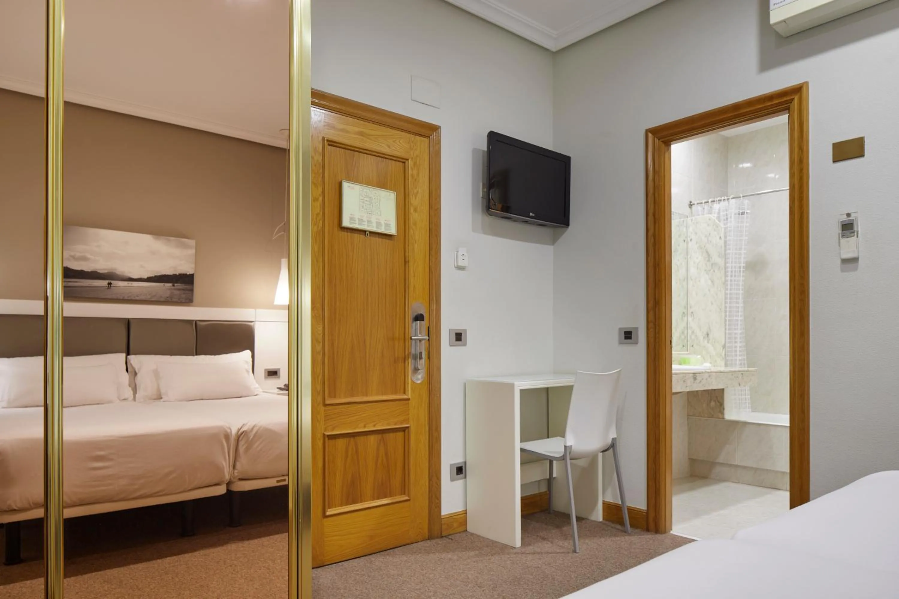 Photo of the whole room, Bed in Pensión Alemana