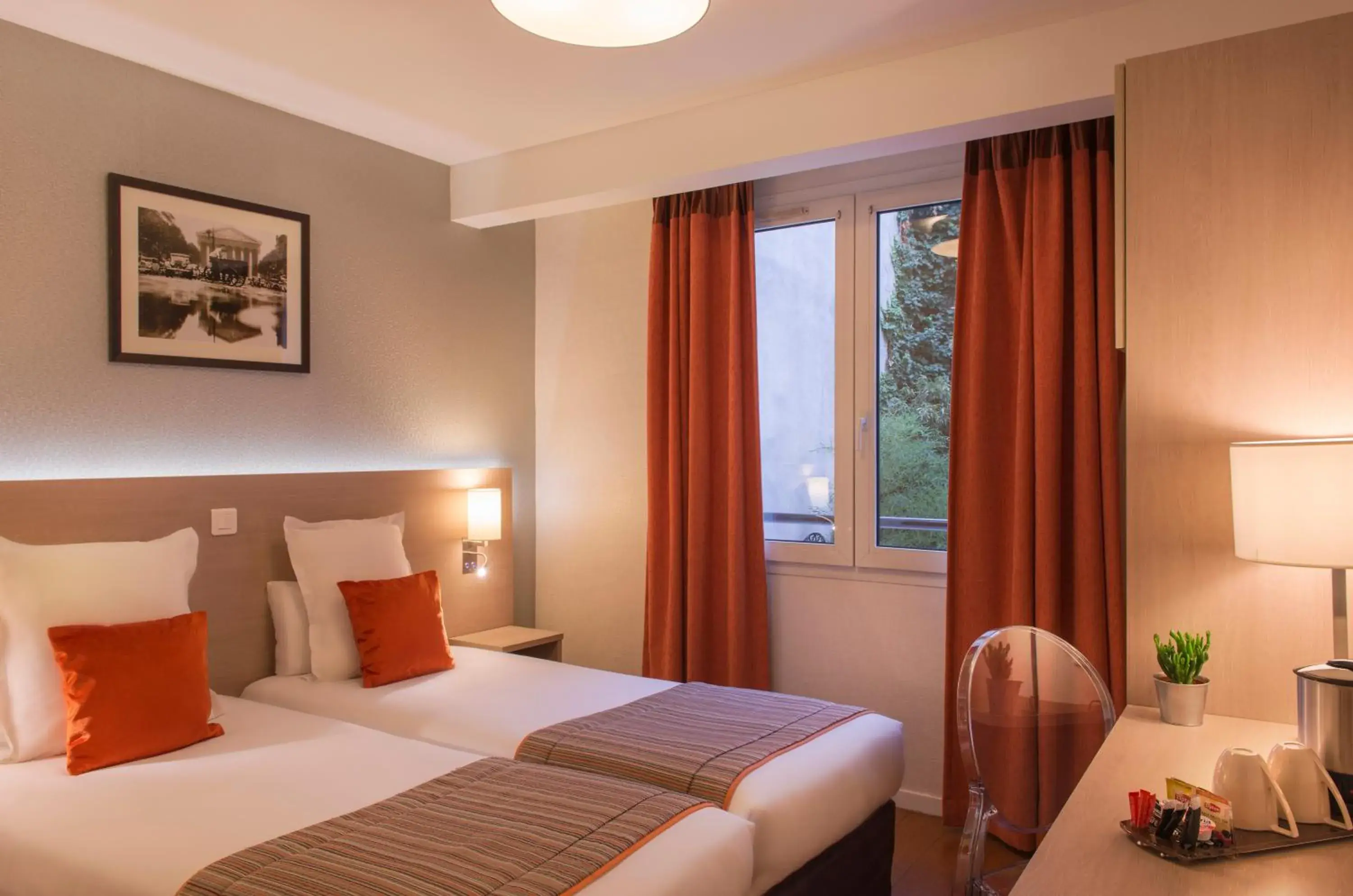 Photo of the whole room, Bed in Dièse Hôtel Bastille Photo of the whole room, Bed in Dièse Hôtel Bastille