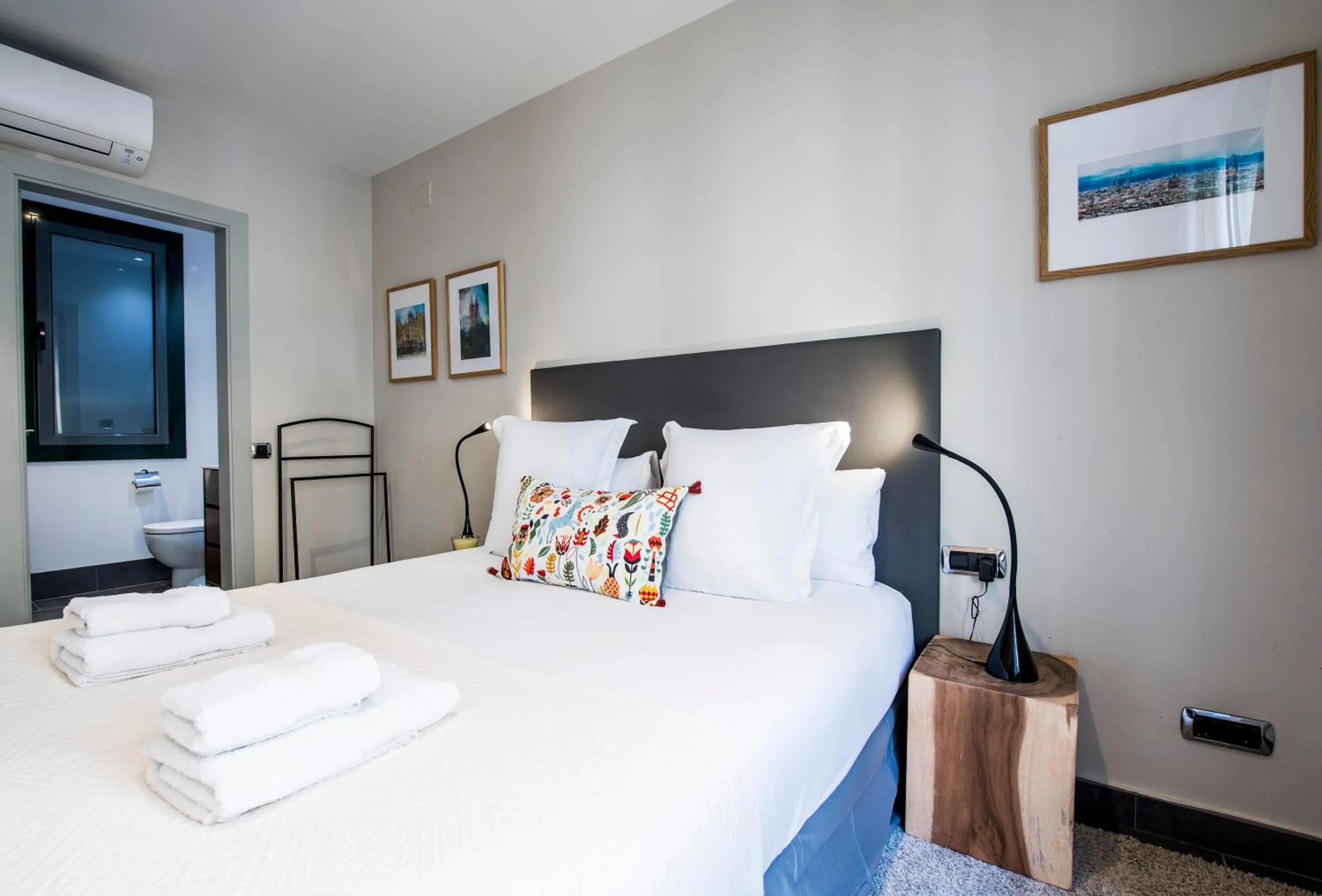 Photo of the whole room, Bed in C211 Barcelona - Simaba Group