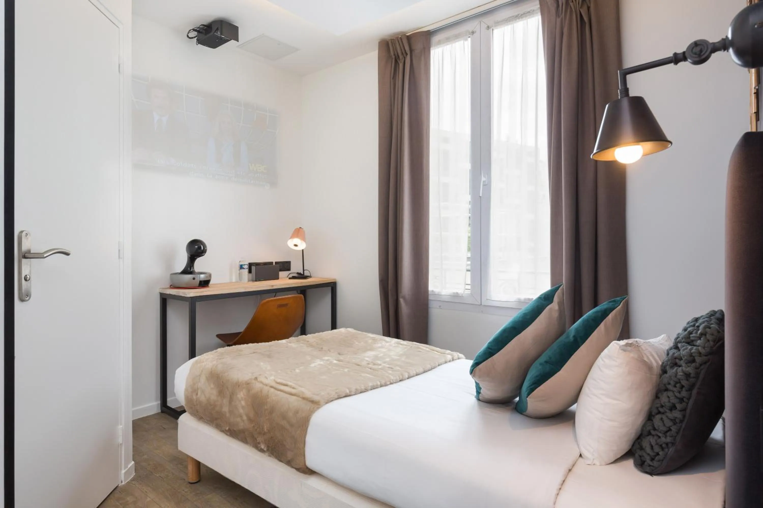 Photo of the whole room, Bed in Hotel OHM by Happyculture