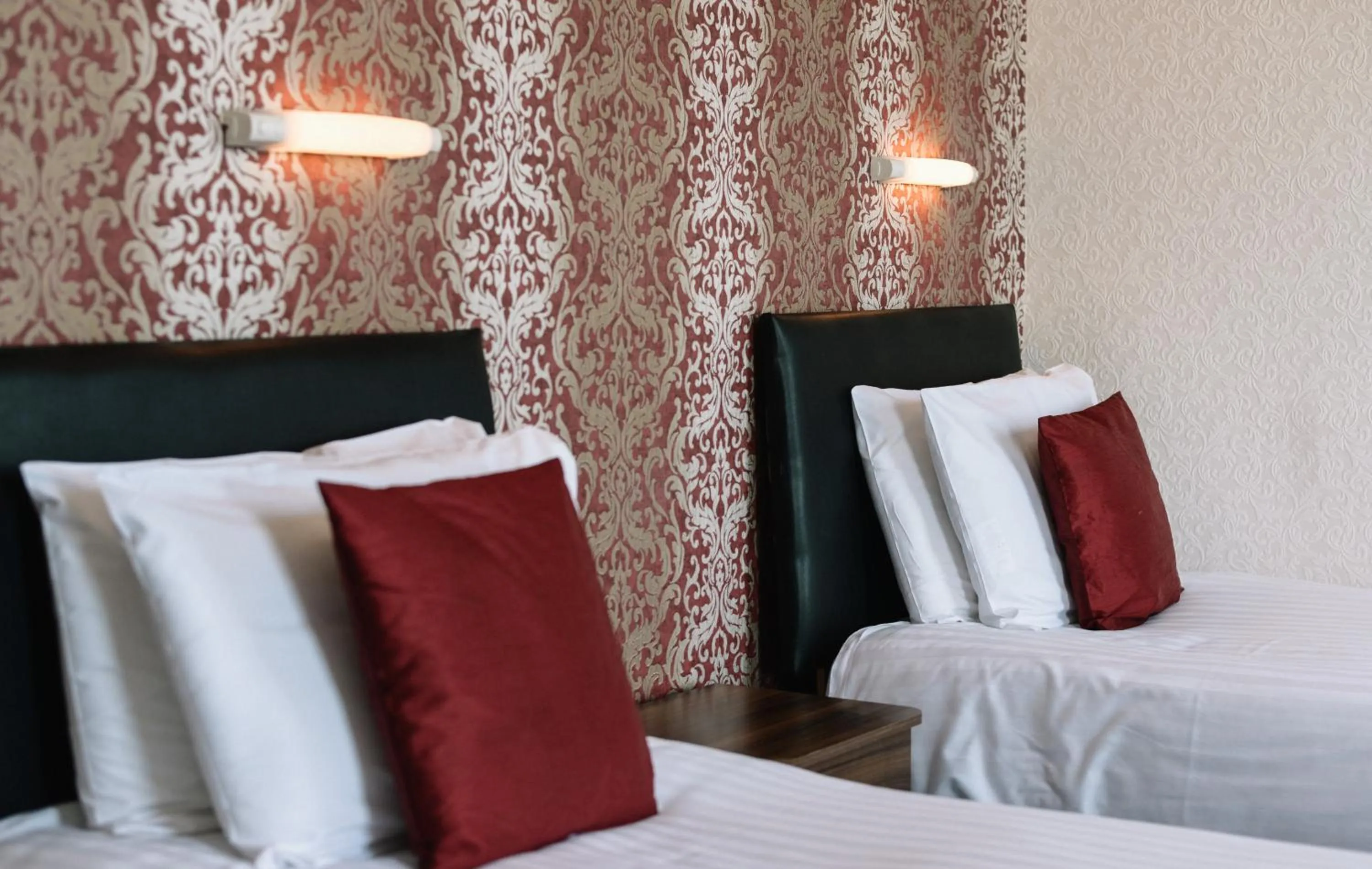 Bed in Four Oaks Hotel