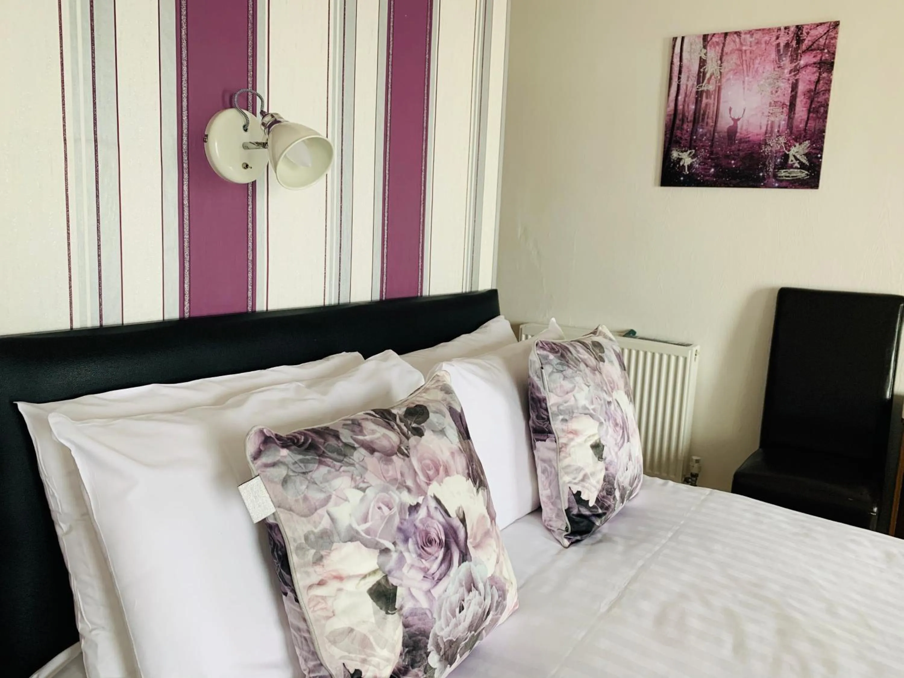 Bed in Four Oaks Hotel