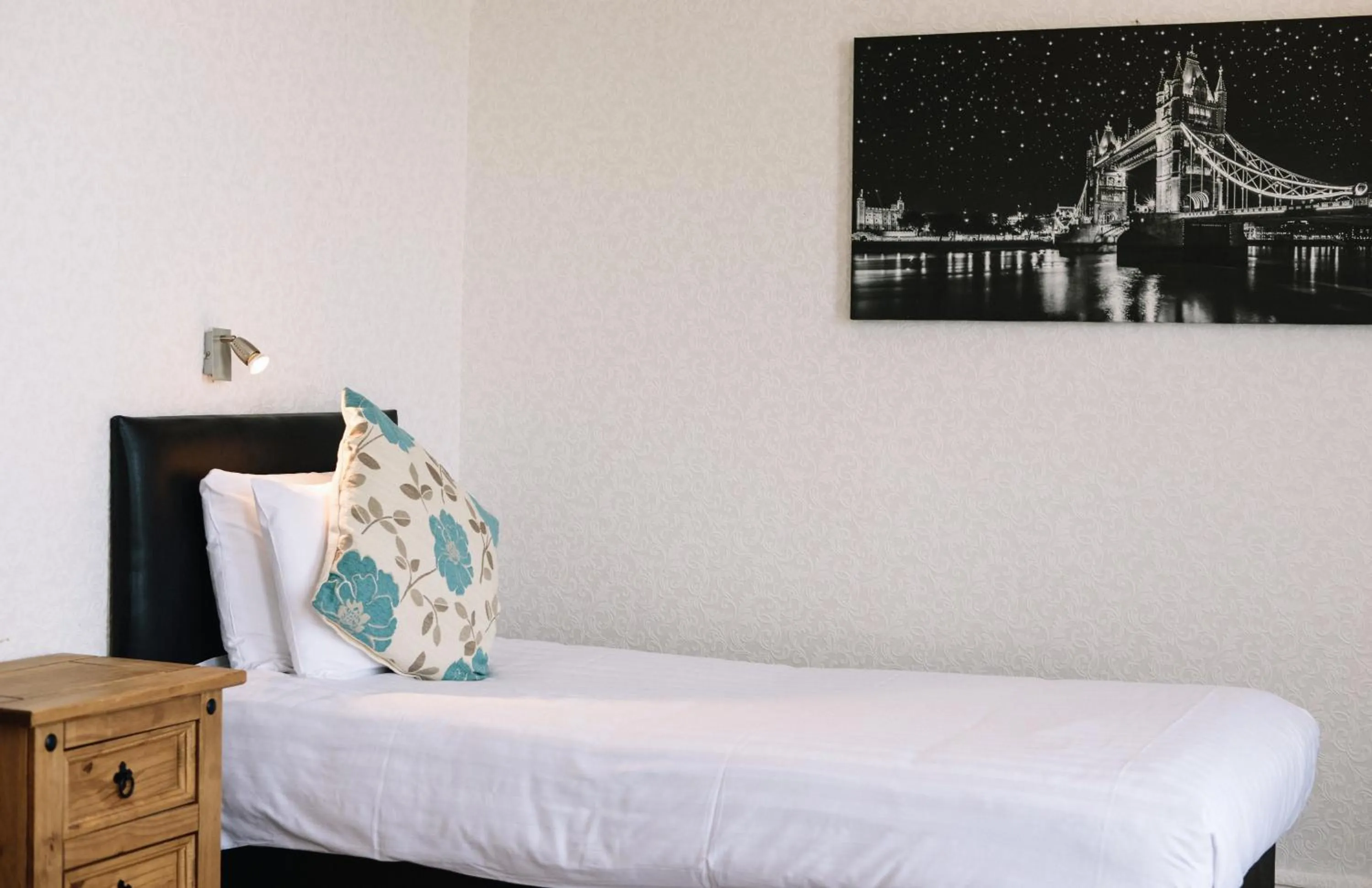 Bed in Four Oaks Hotel