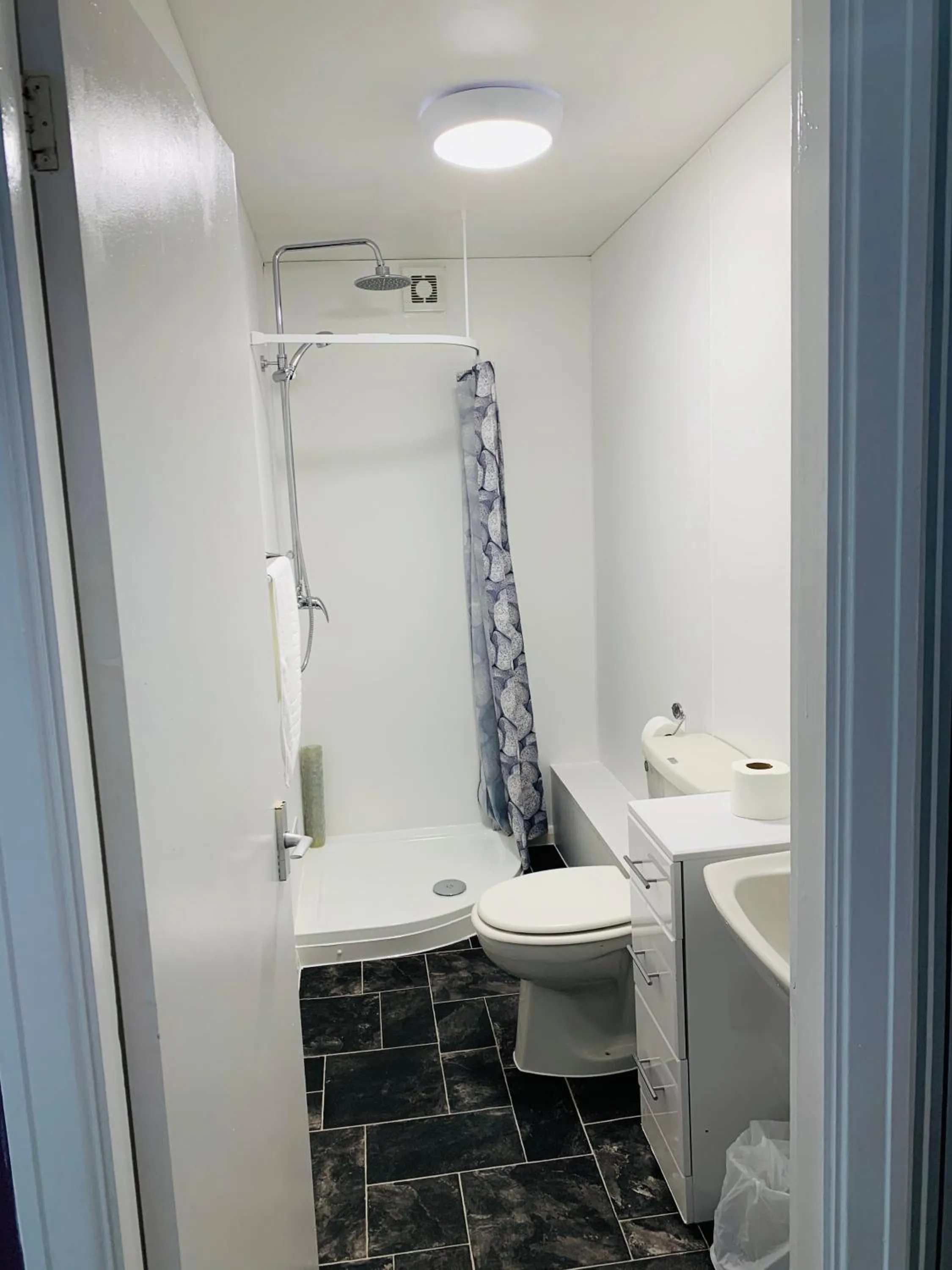 Shower in Four Oaks Hotel