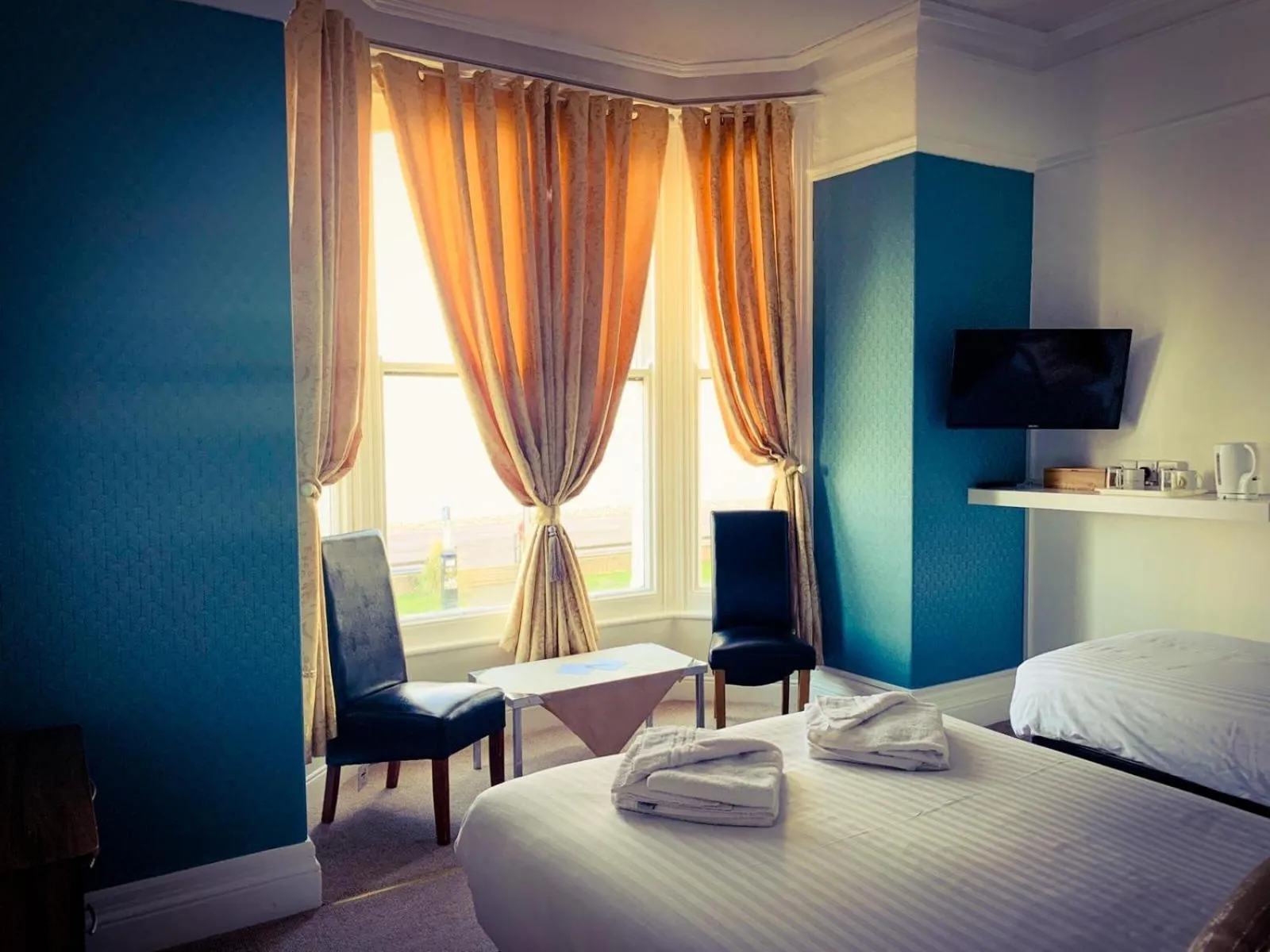 Bed in Four Oaks Hotel