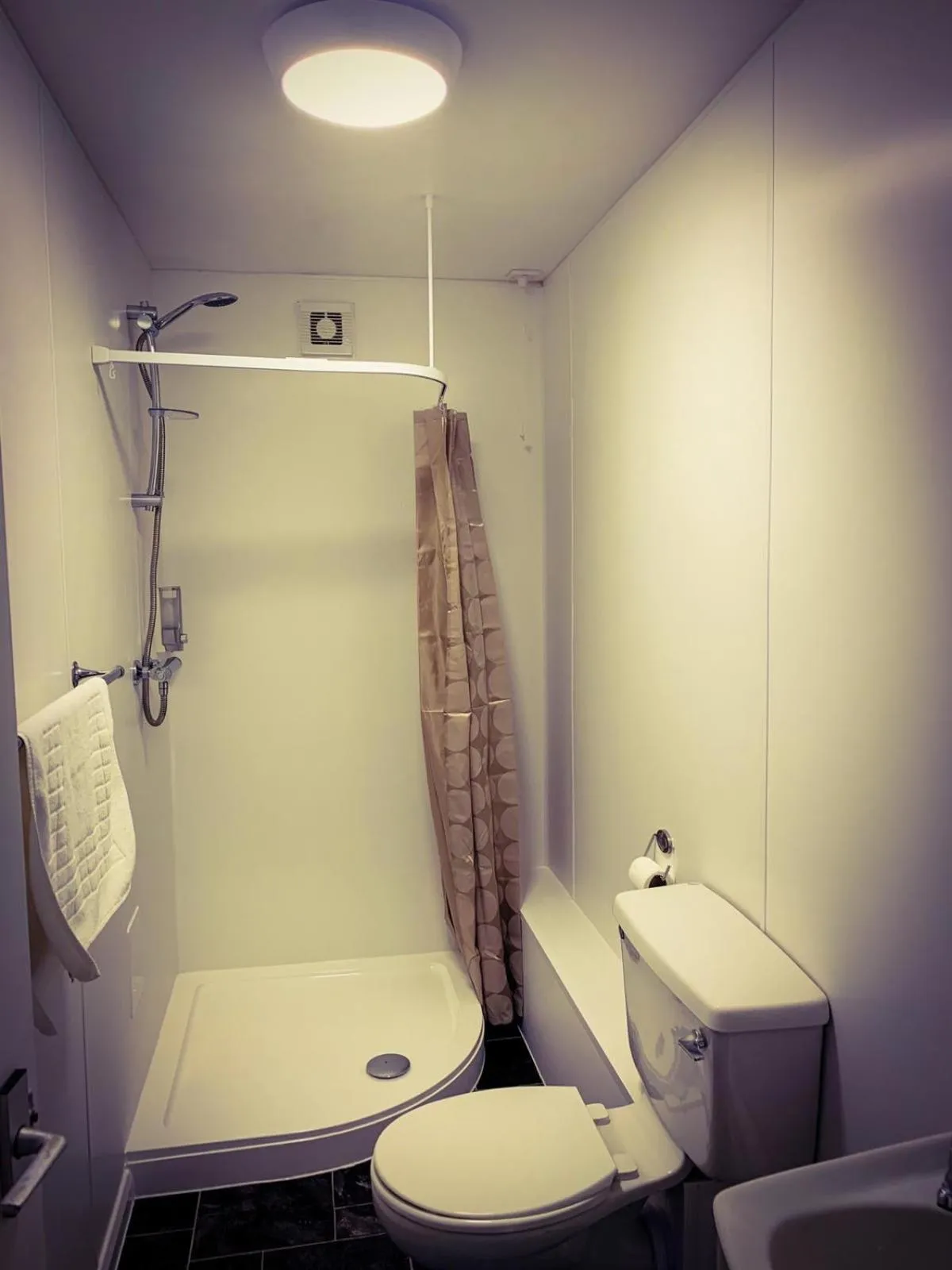 Shower in Four Oaks Hotel