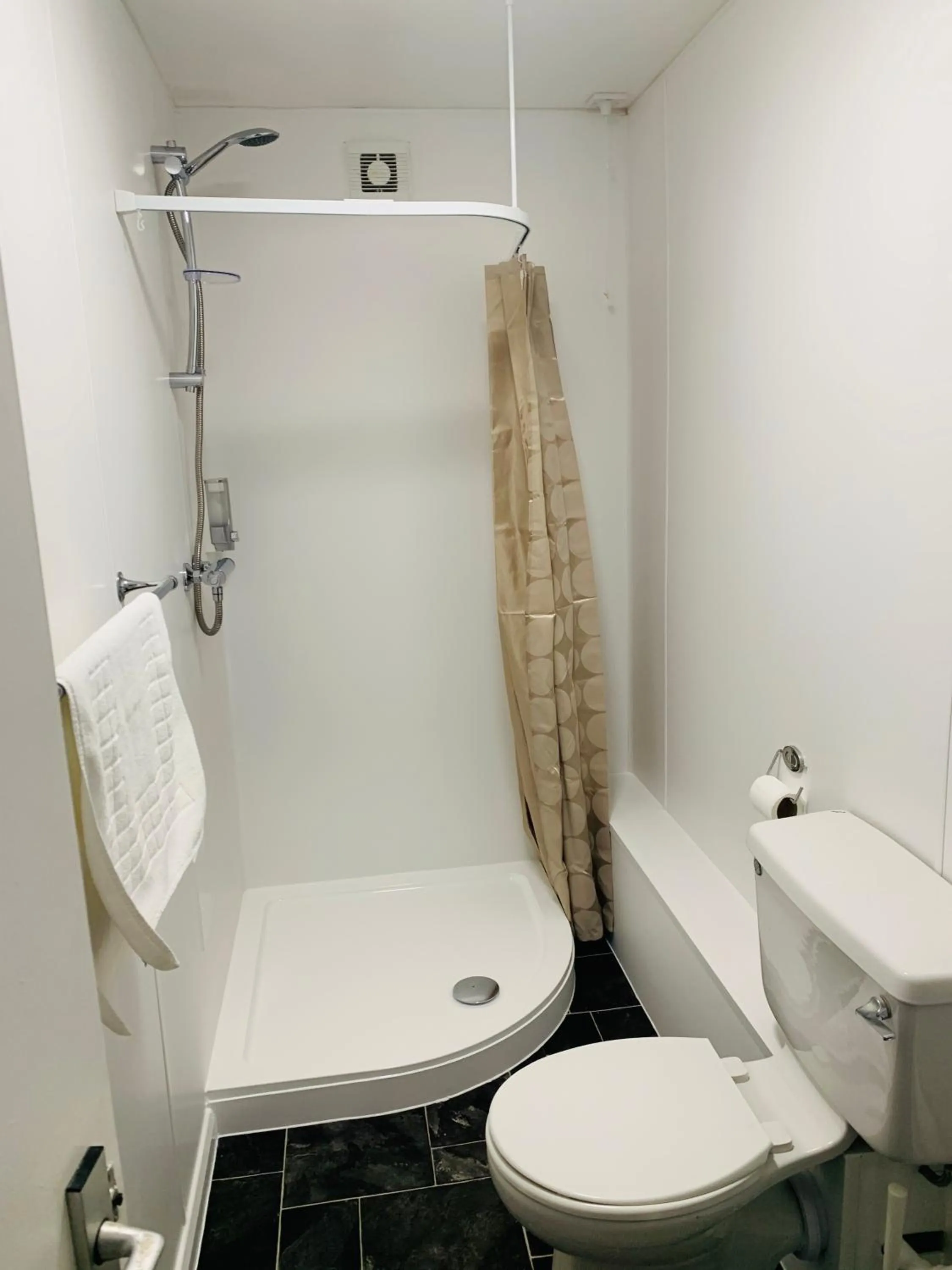 Shower in Four Oaks Hotel