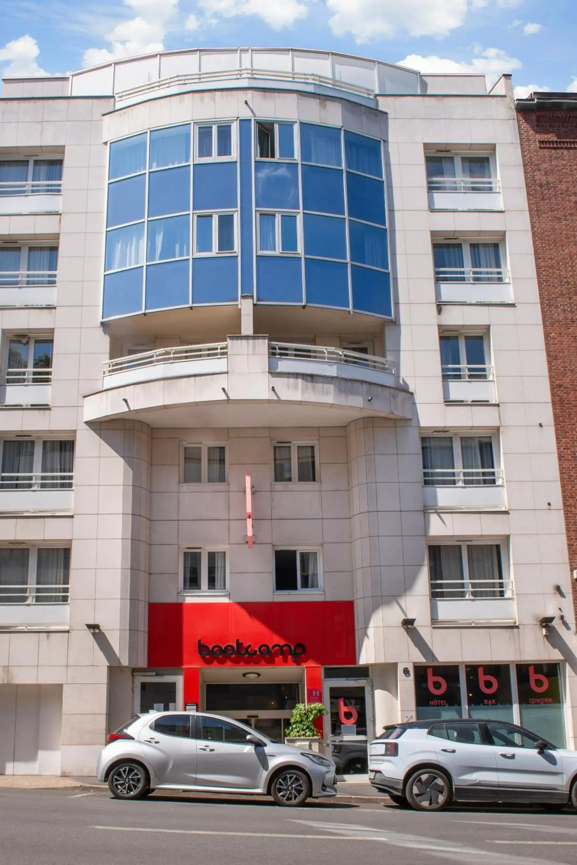 Facade/entrance in Hotel Bootcamp Facade/entrance in Hotel Bootcamp