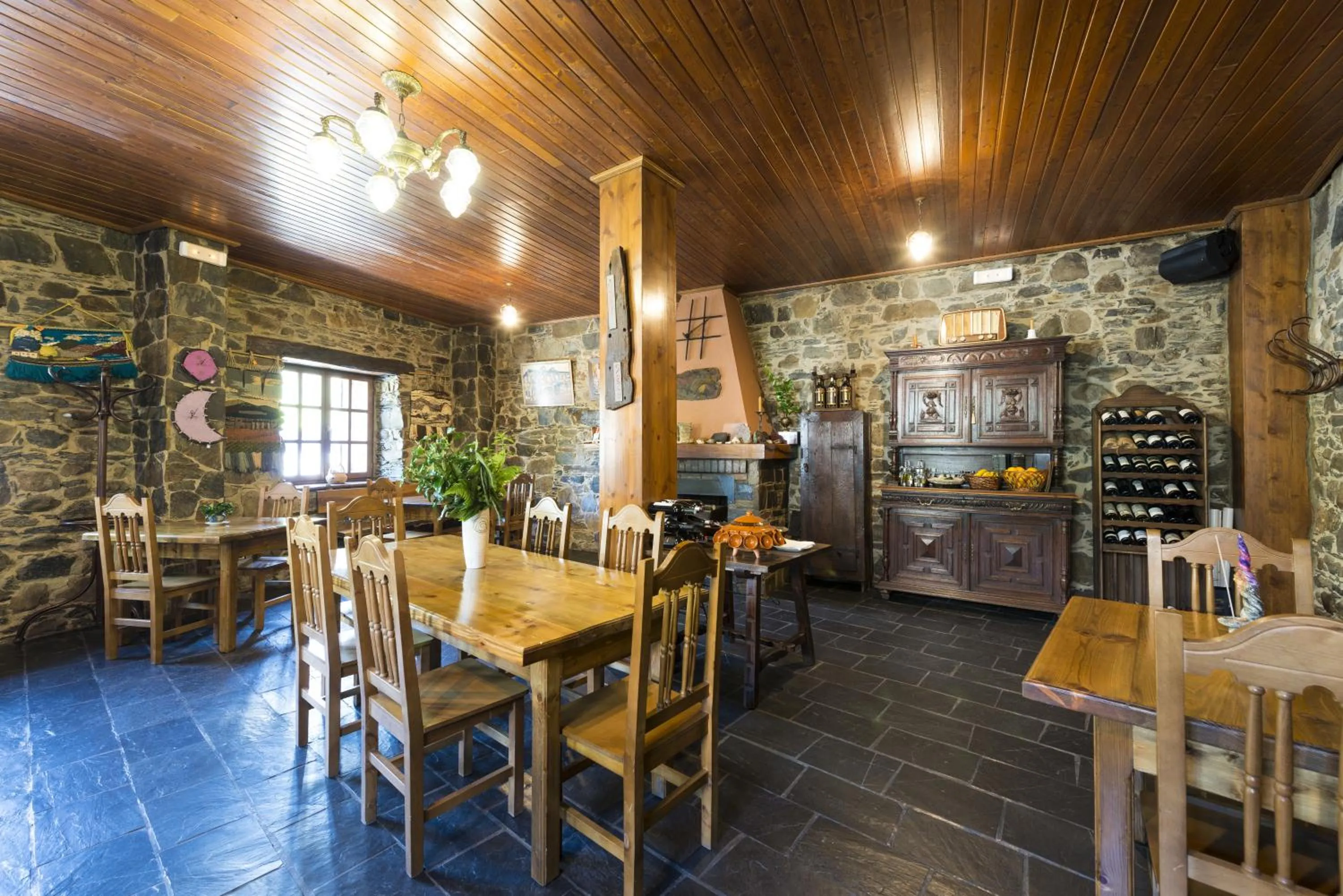 Restaurant/places to eat in Hotel Rural Valle de Ancares