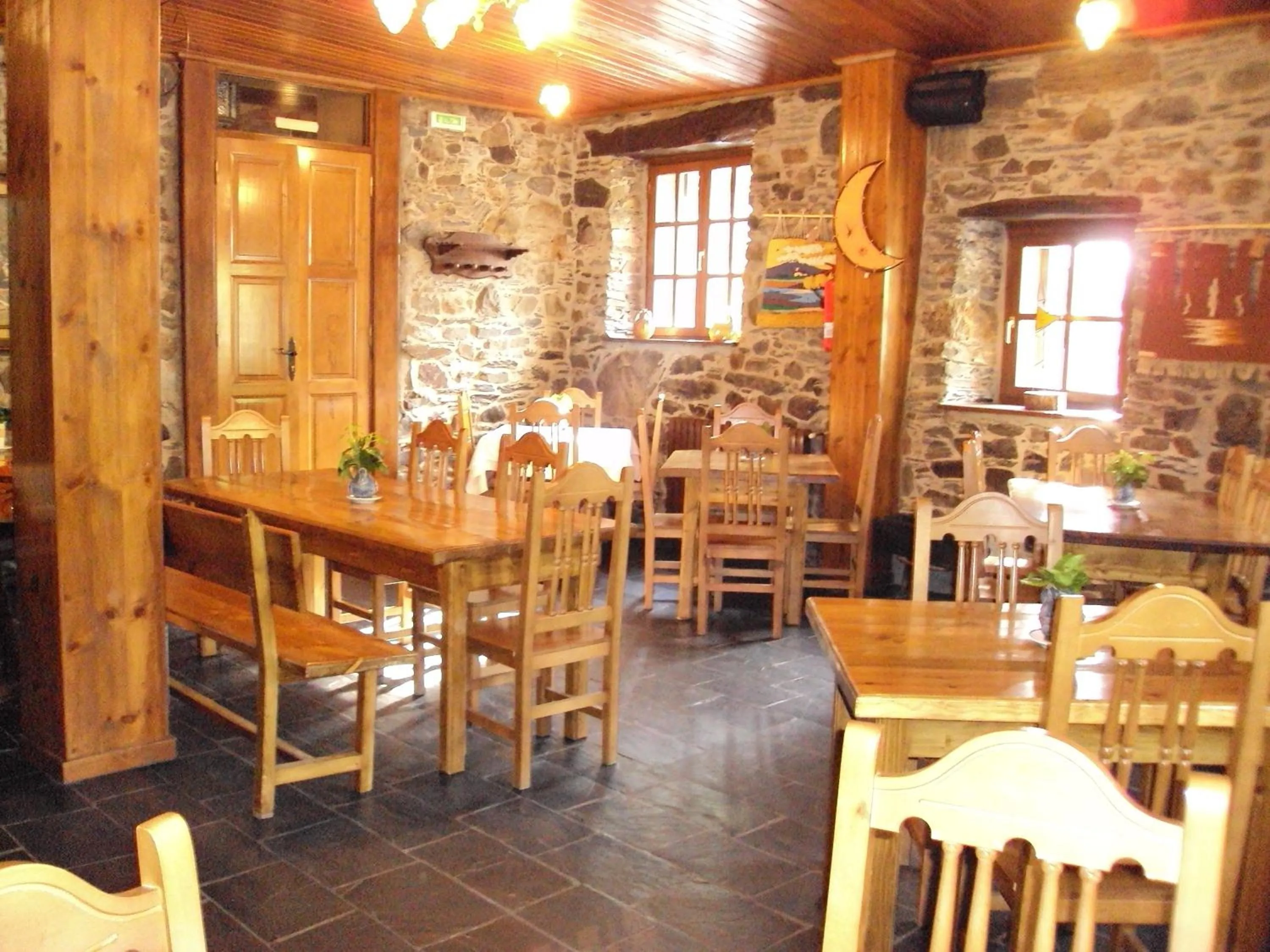Restaurant/places to eat in Hotel Rural Valle de Ancares