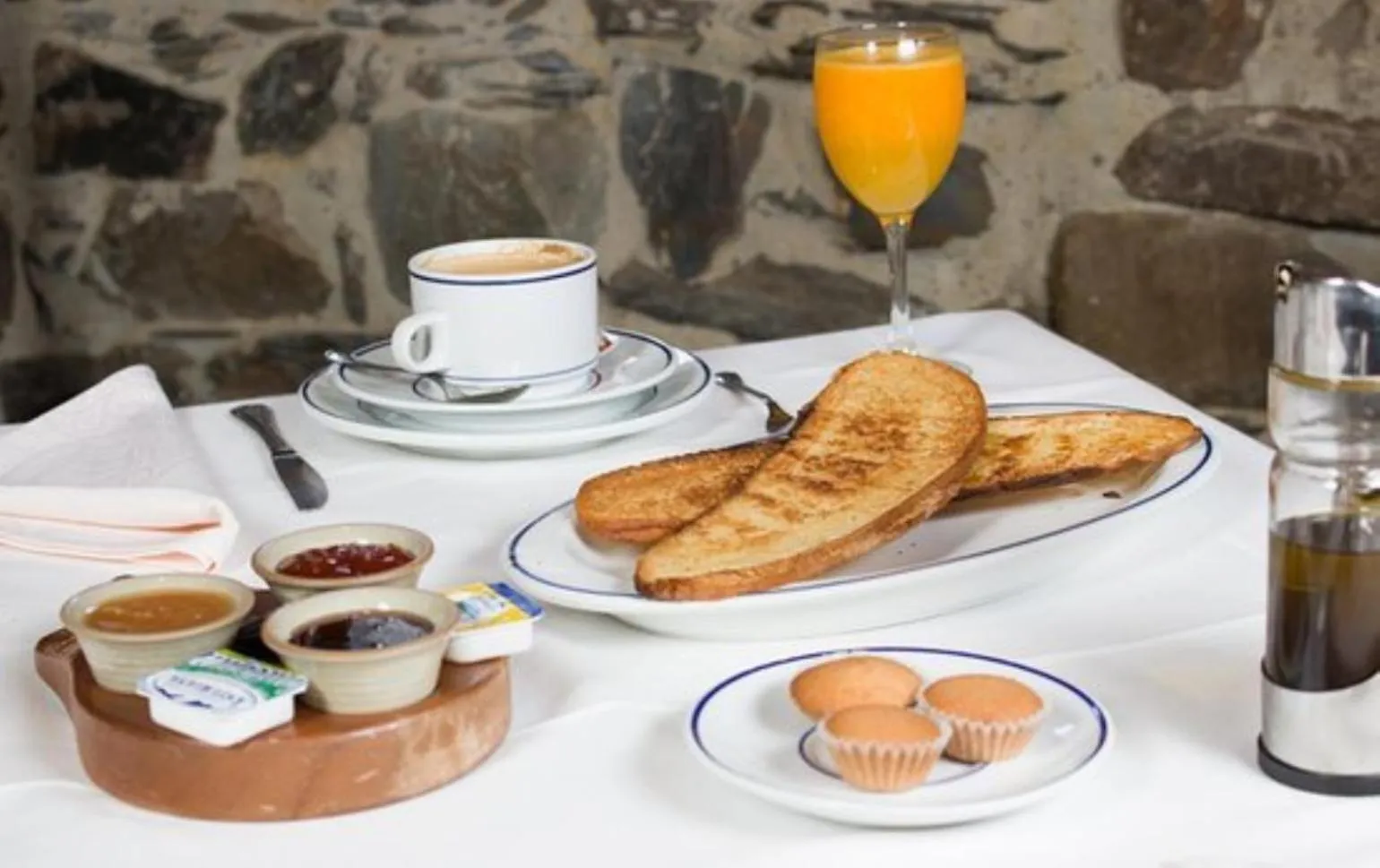 Continental breakfast in Hotel Rural Valle de Ancares