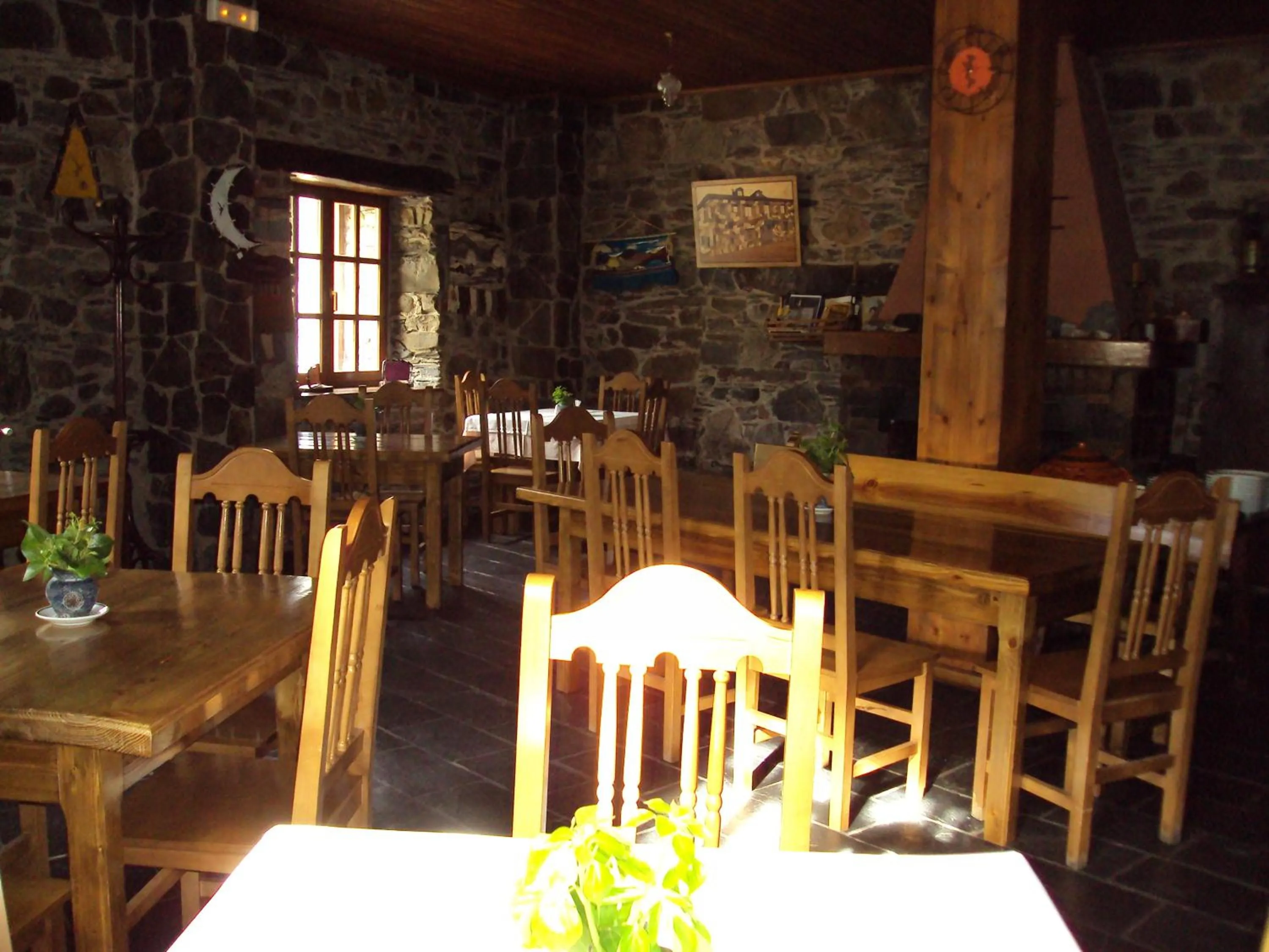 Restaurant/places to eat in Hotel Rural Valle de Ancares
